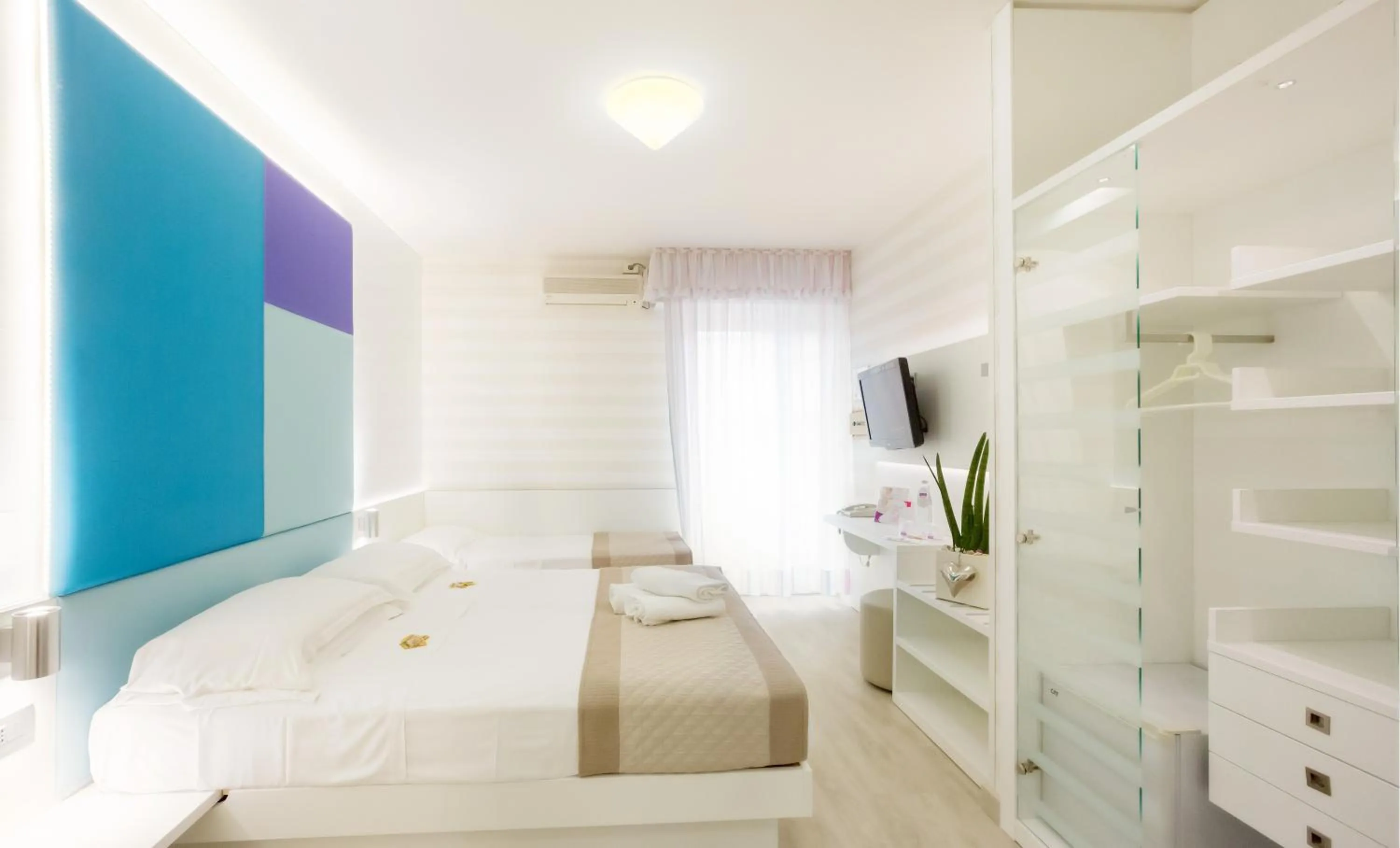 Day, Bed in Hotel Helen