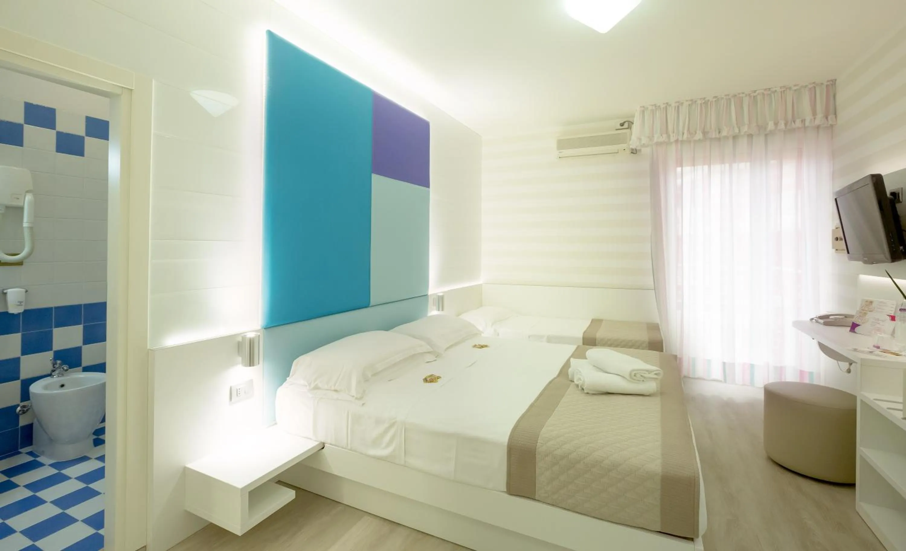 Day, Bed in Hotel Helen