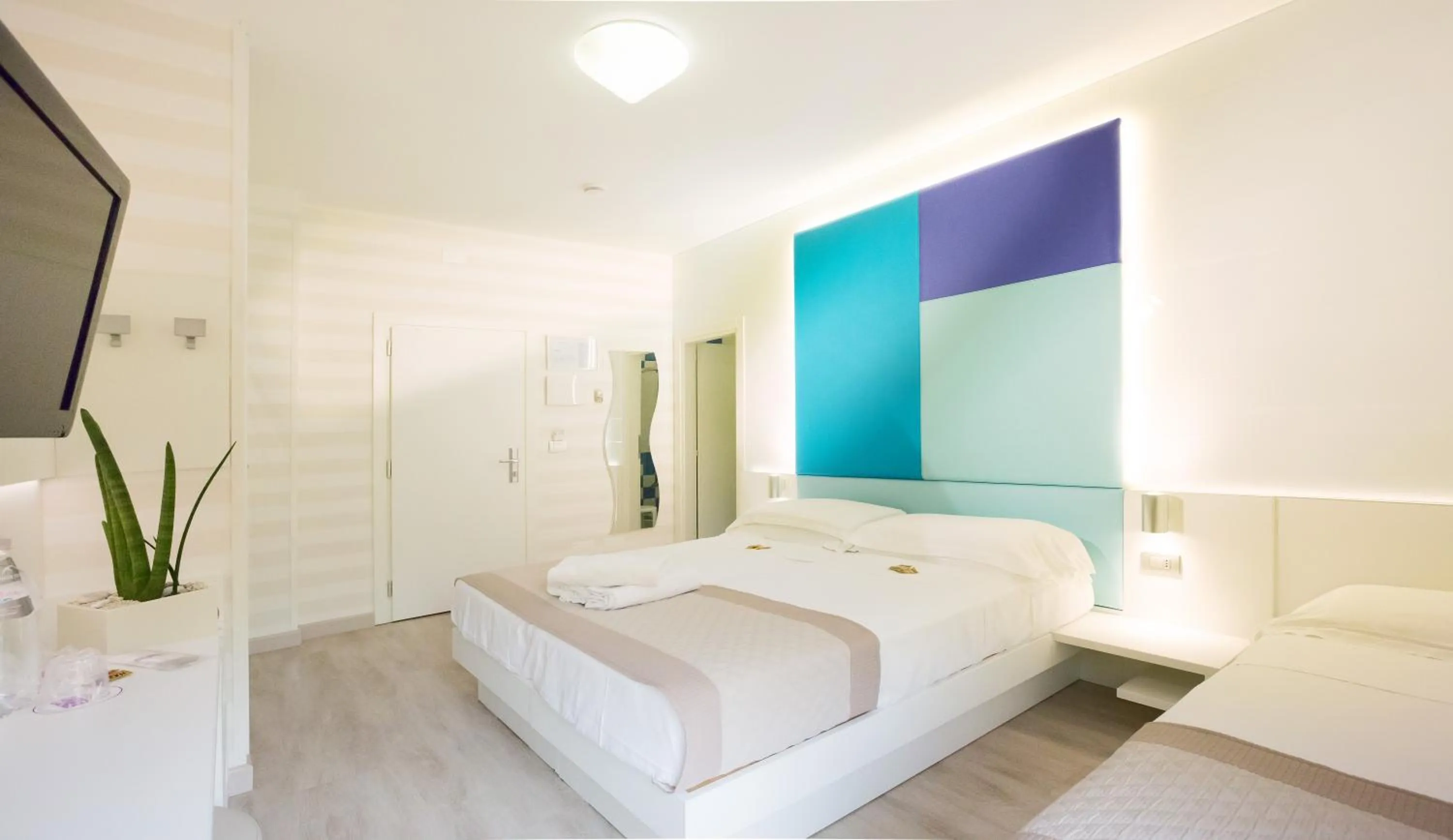 Photo of the whole room, Bed in Hotel Helen