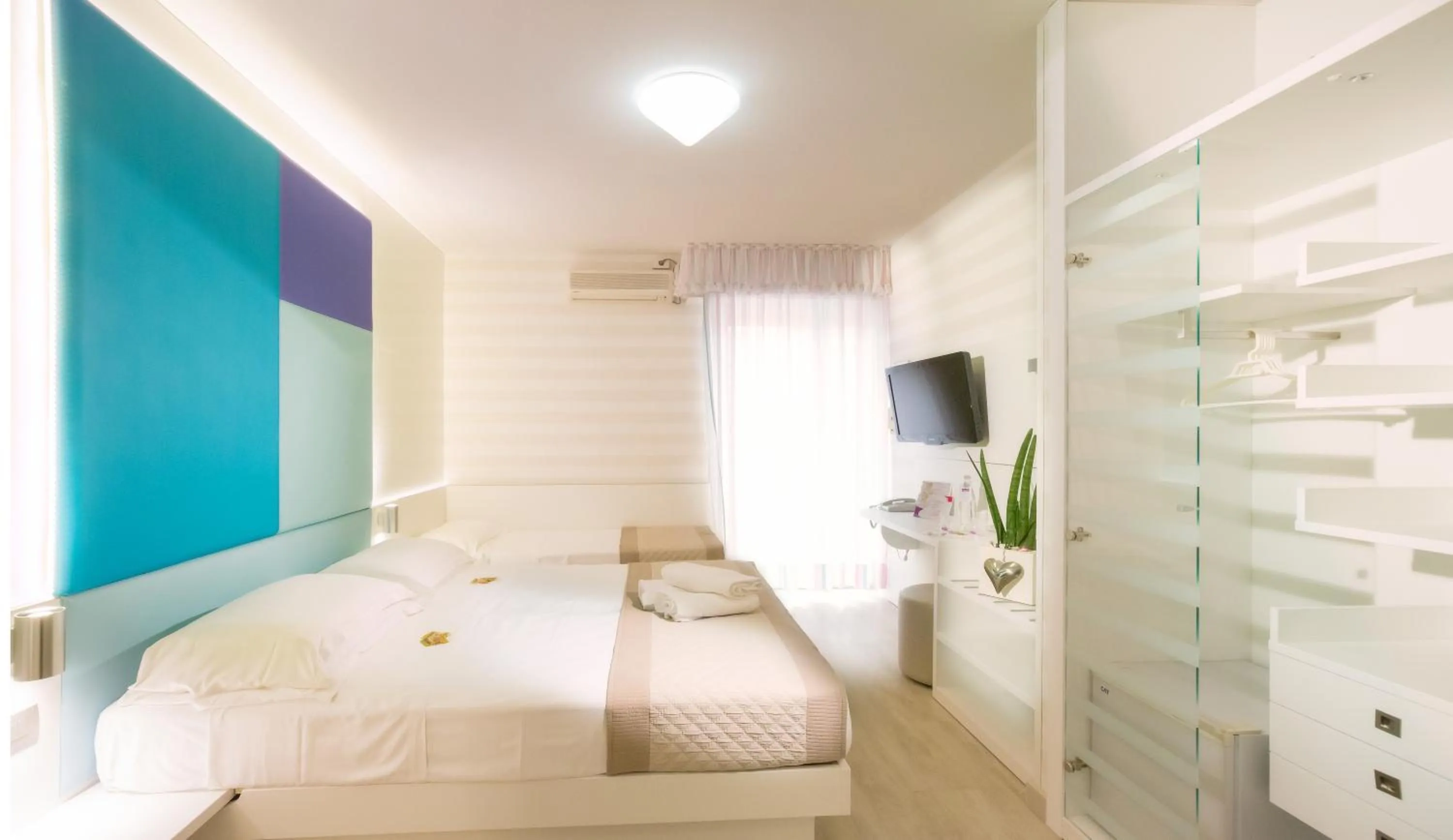 Day, Bed in Hotel Helen