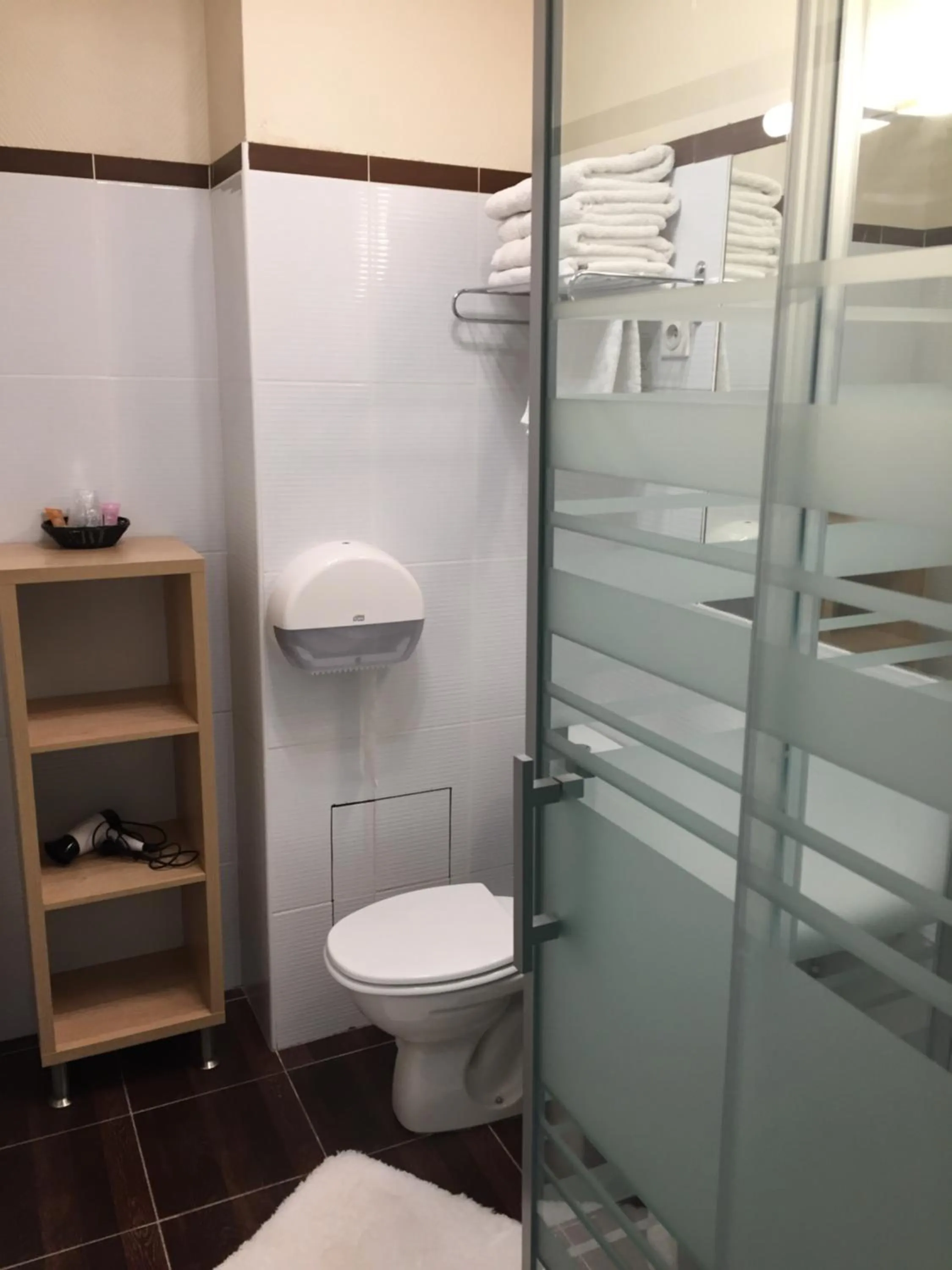 Shower in Hotel l'Avenue