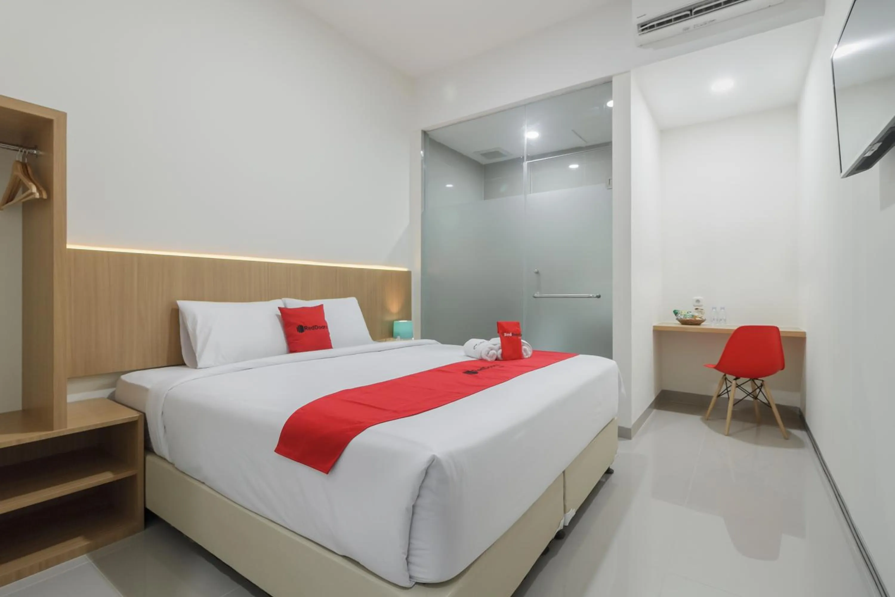 Bed in RedDoorz near Mall SKA Pekanbaru