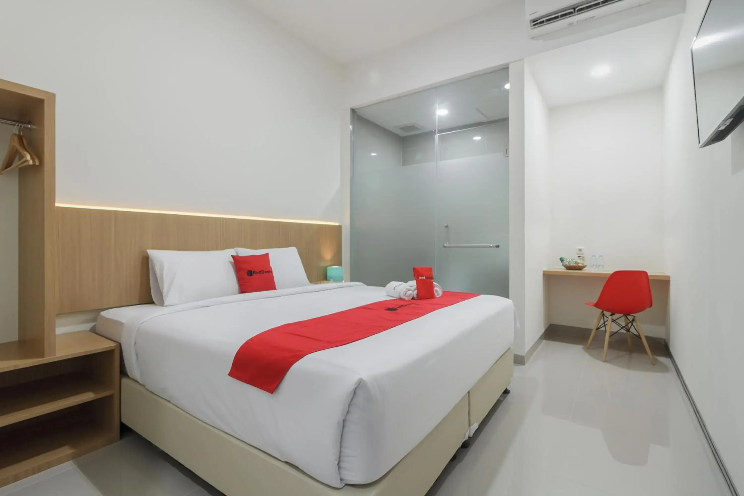 Double Room in RedDoorz near Mall SKA Pekanbaru Double Room in RedDoorz near Mall SKA Pekanbaru