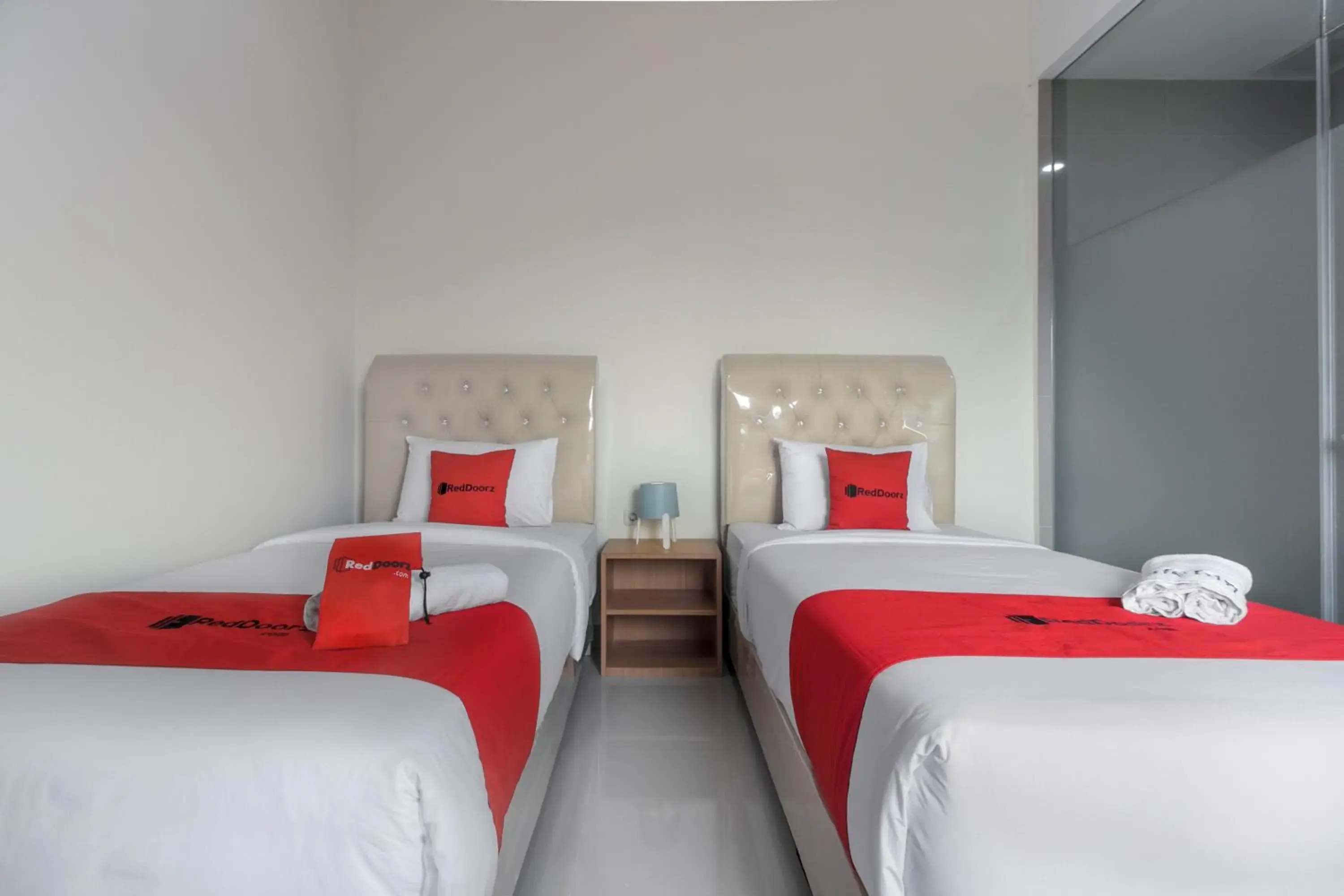 Twin Room in RedDoorz near Mall SKA Pekanbaru Twin Room in RedDoorz near Mall SKA Pekanbaru