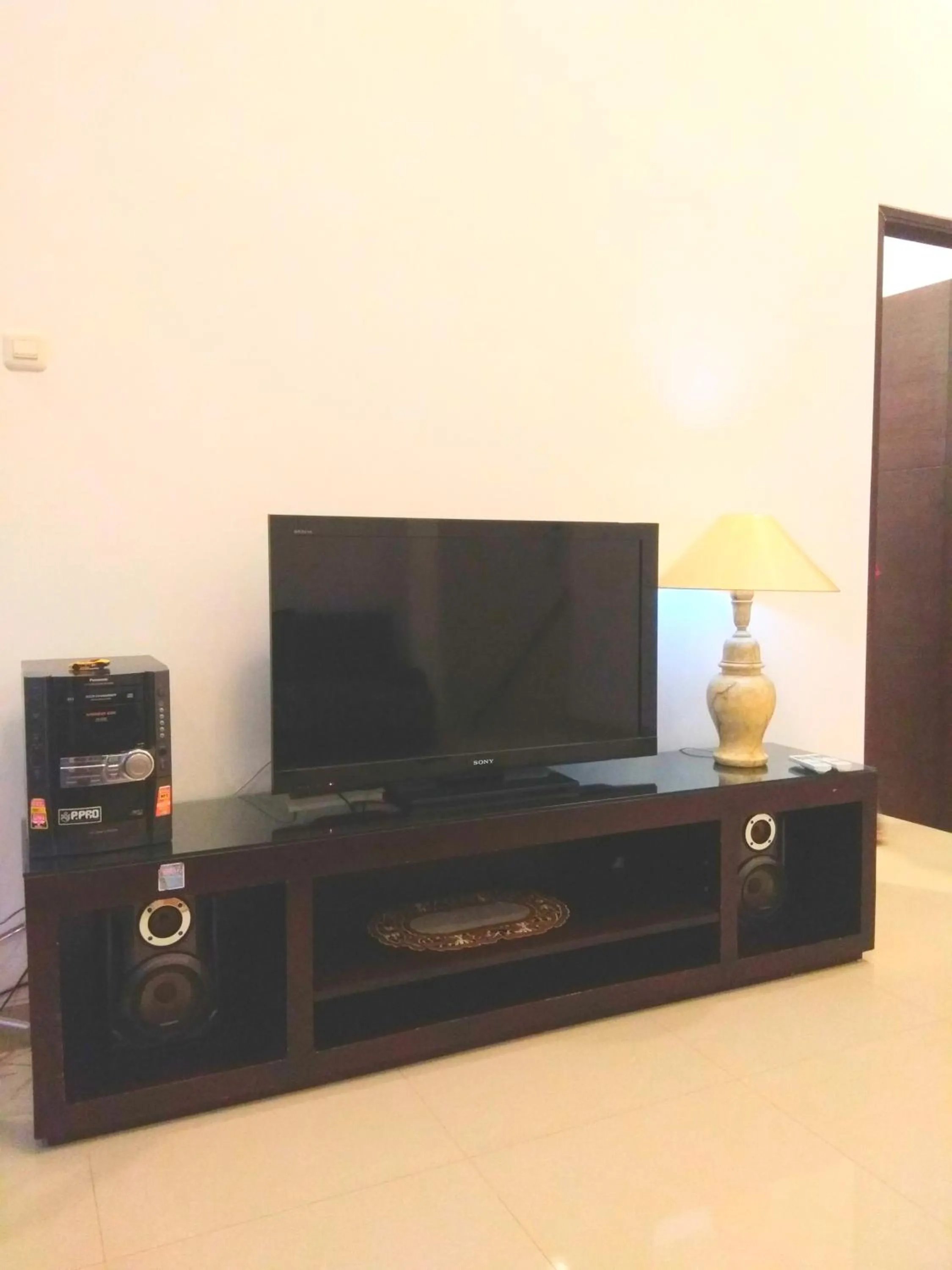 TV and multimedia in Fams Homestay by FH Stay