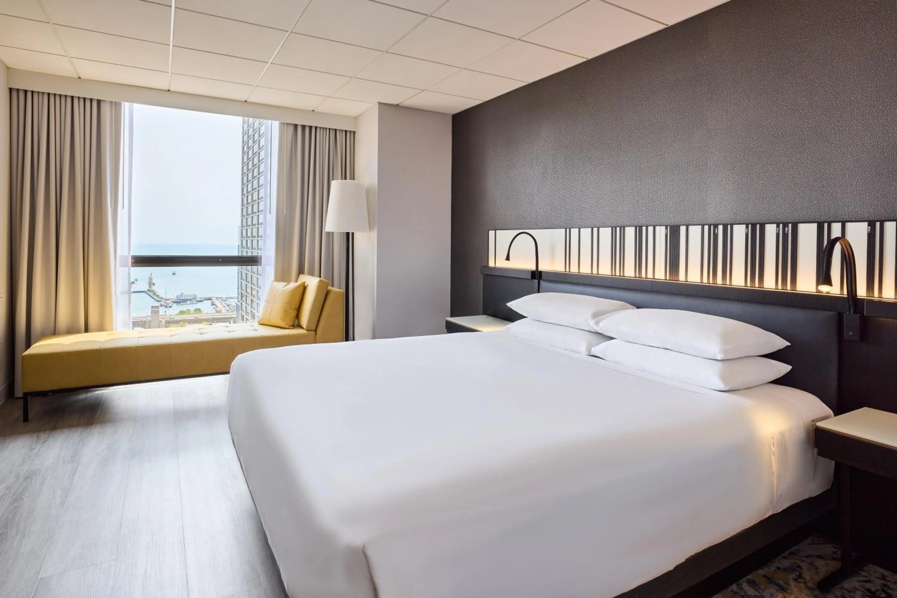 Bedroom, Bed in Hyatt Regency Chicago