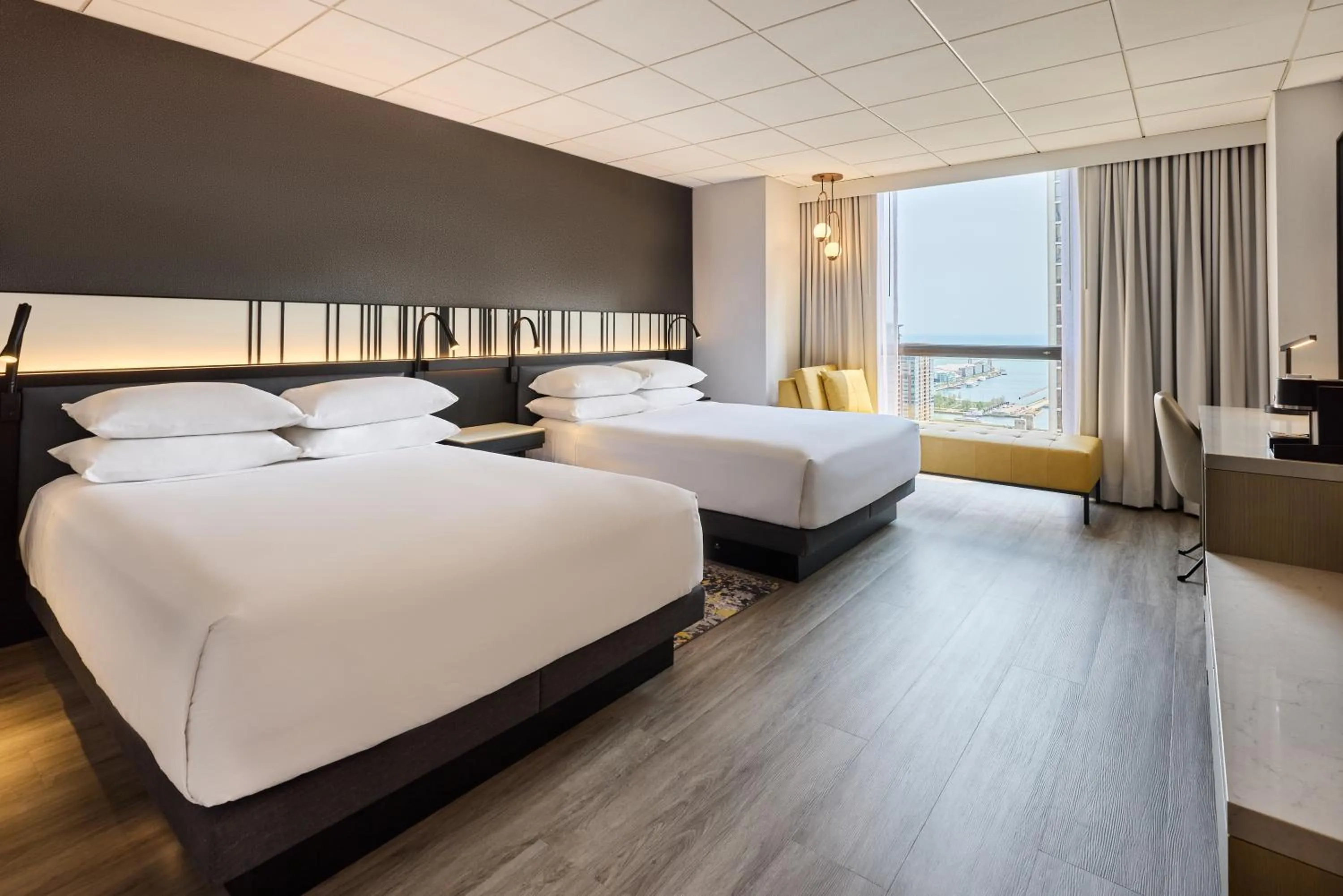 Lake view, Bed in Hyatt Regency Chicago