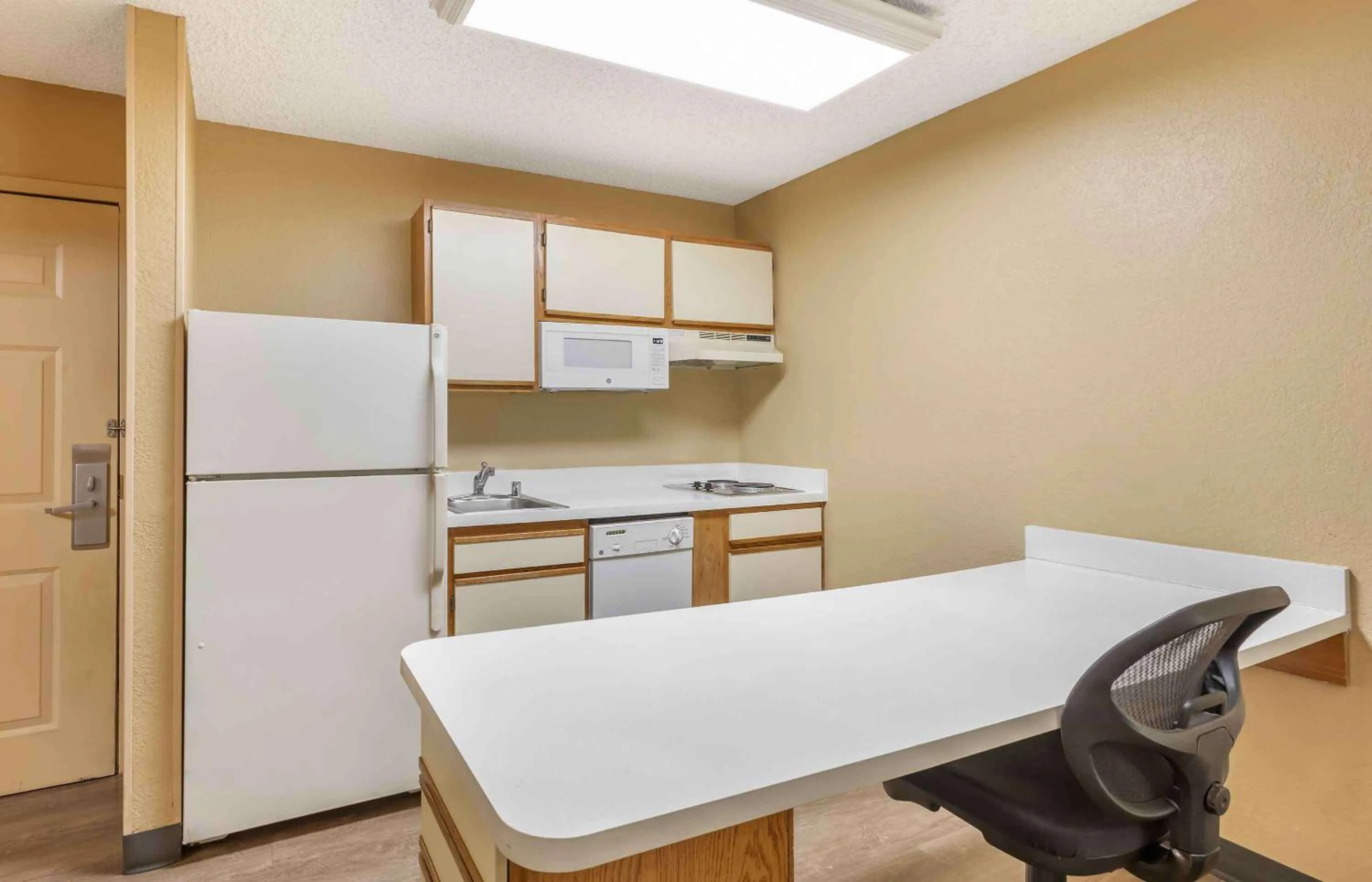 Kitchen or kitchenette in Extended Stay America Select Suites - Providence - Airport