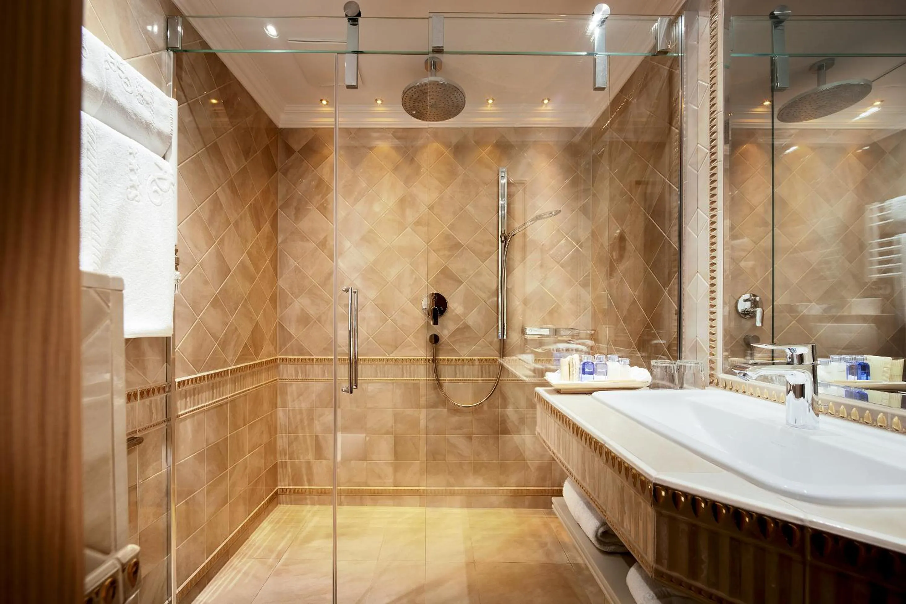 Bathroom in Salzburgerhof, das 5-Sterne Hotel von Zell am See