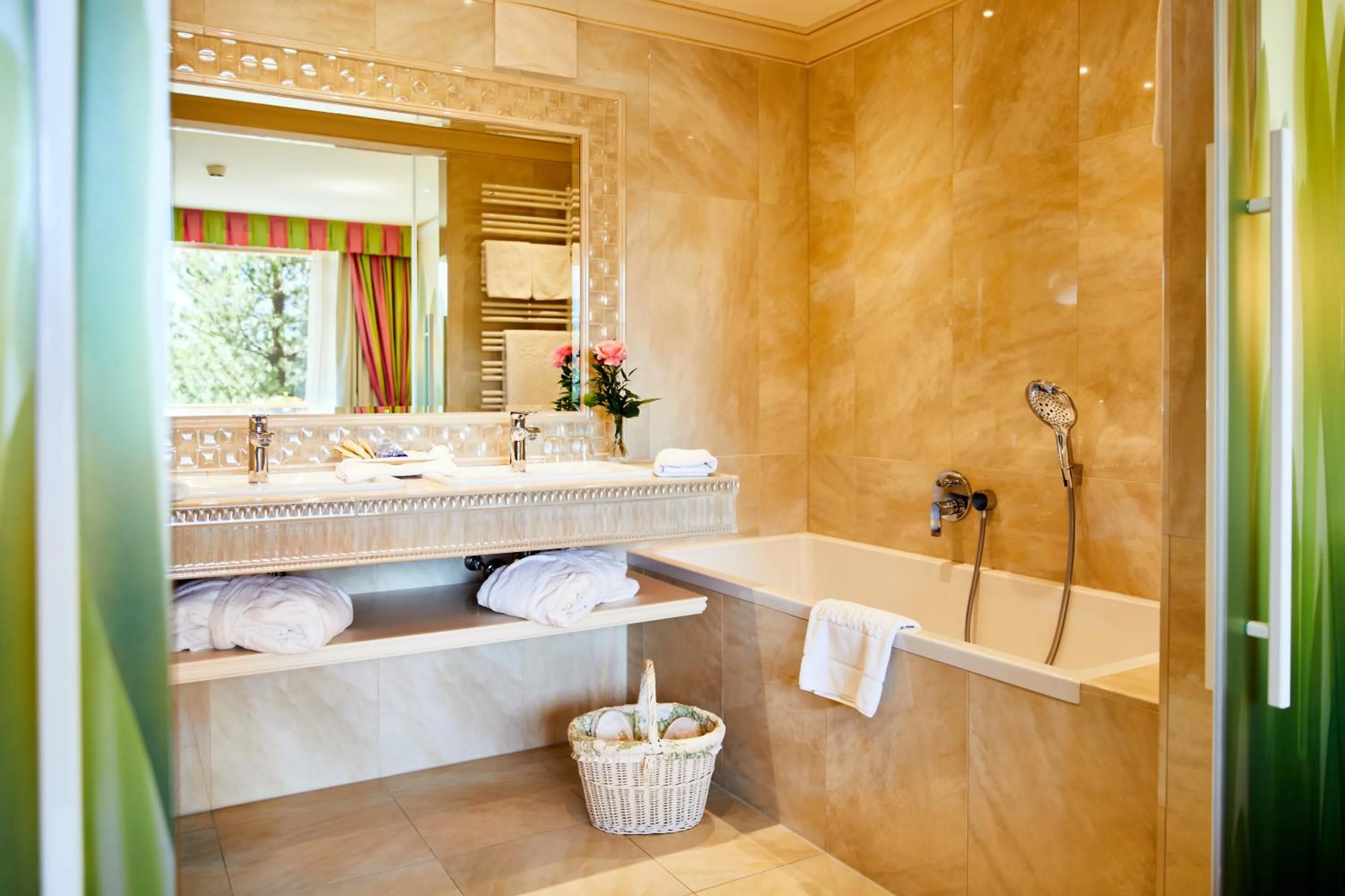 Bathroom in Salzburgerhof, das 5-Sterne Hotel von Zell am See