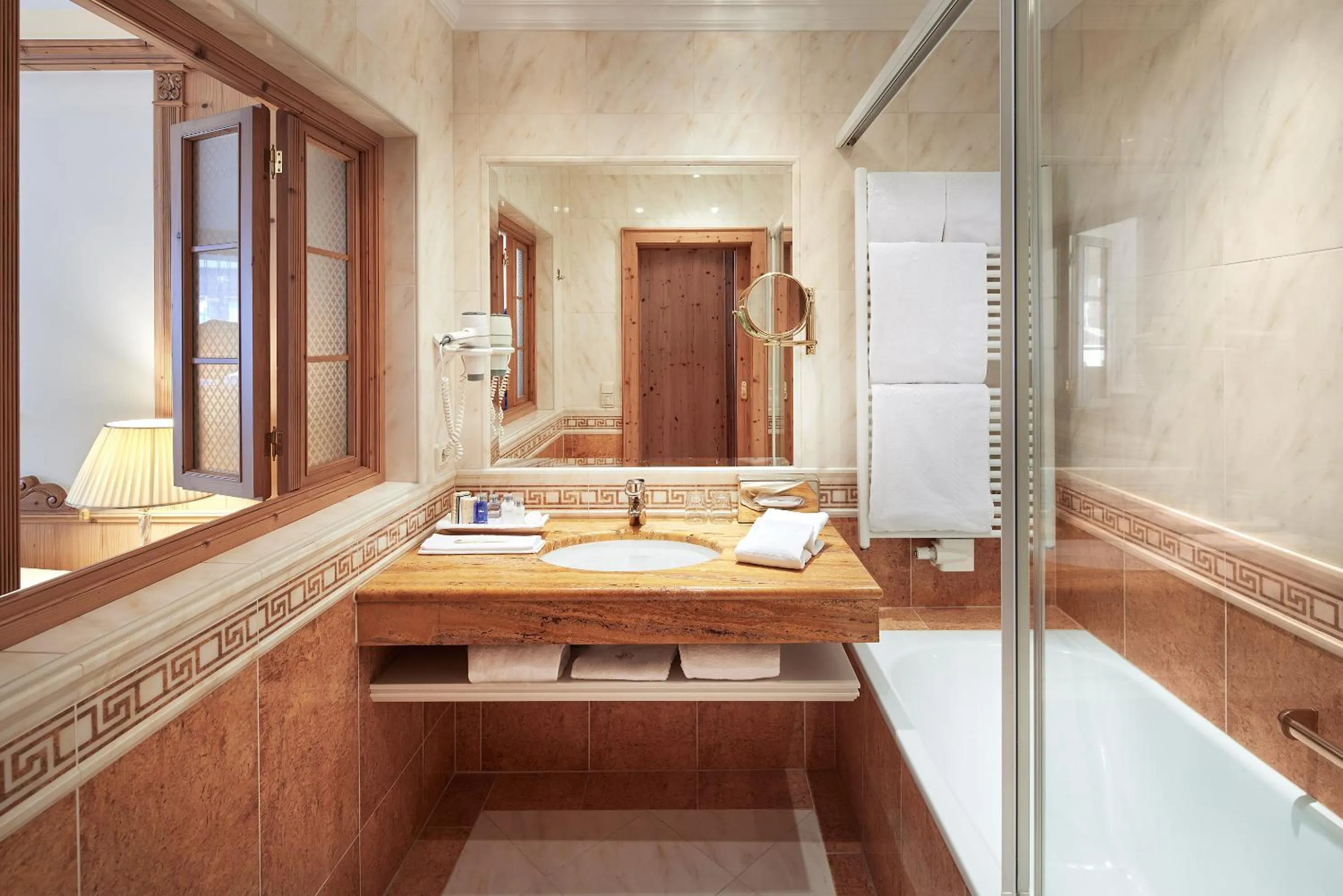 Bathroom in Salzburgerhof, das 5-Sterne Hotel von Zell am See