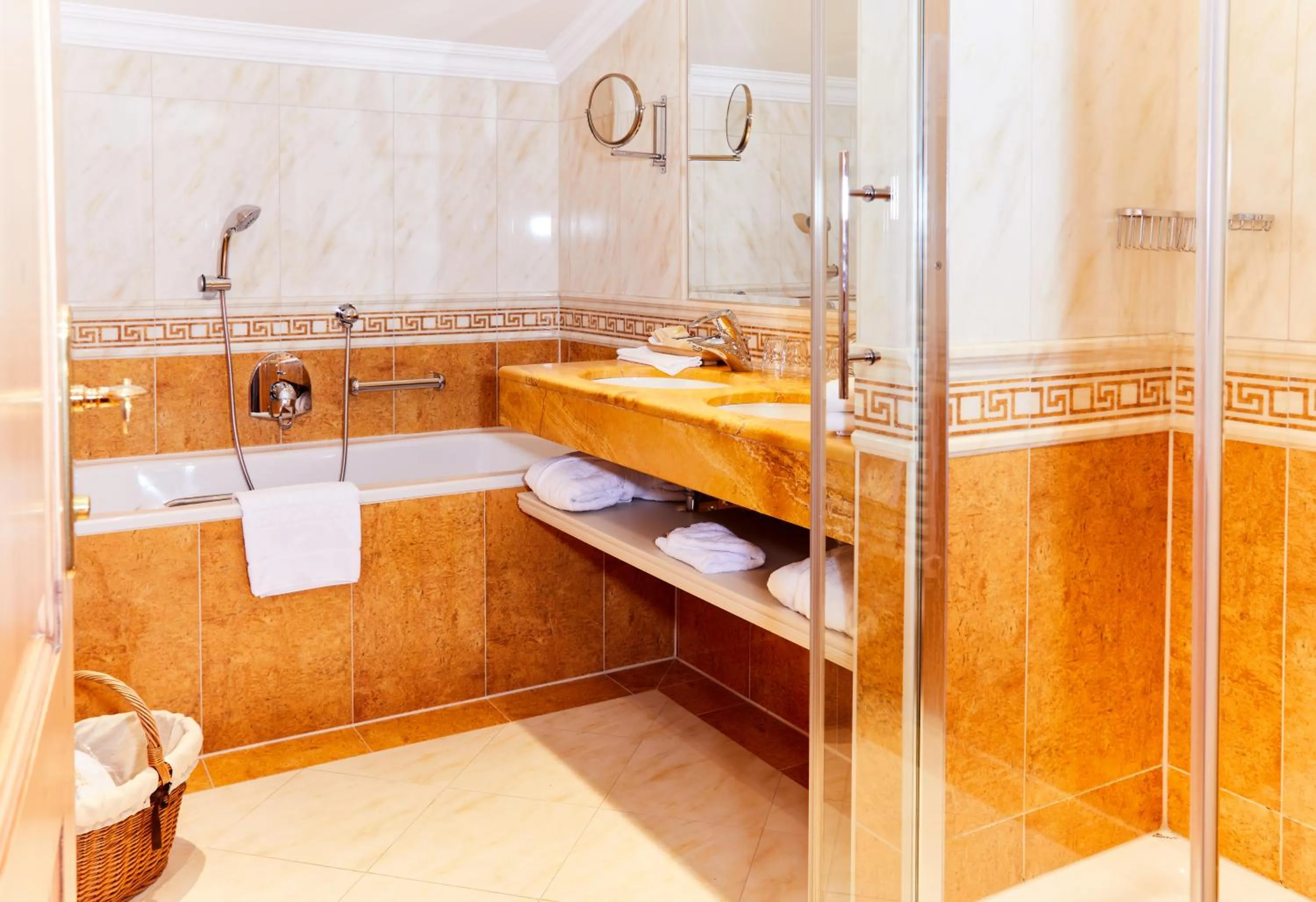 Bathroom in Salzburgerhof, das 5-Sterne Hotel von Zell am See