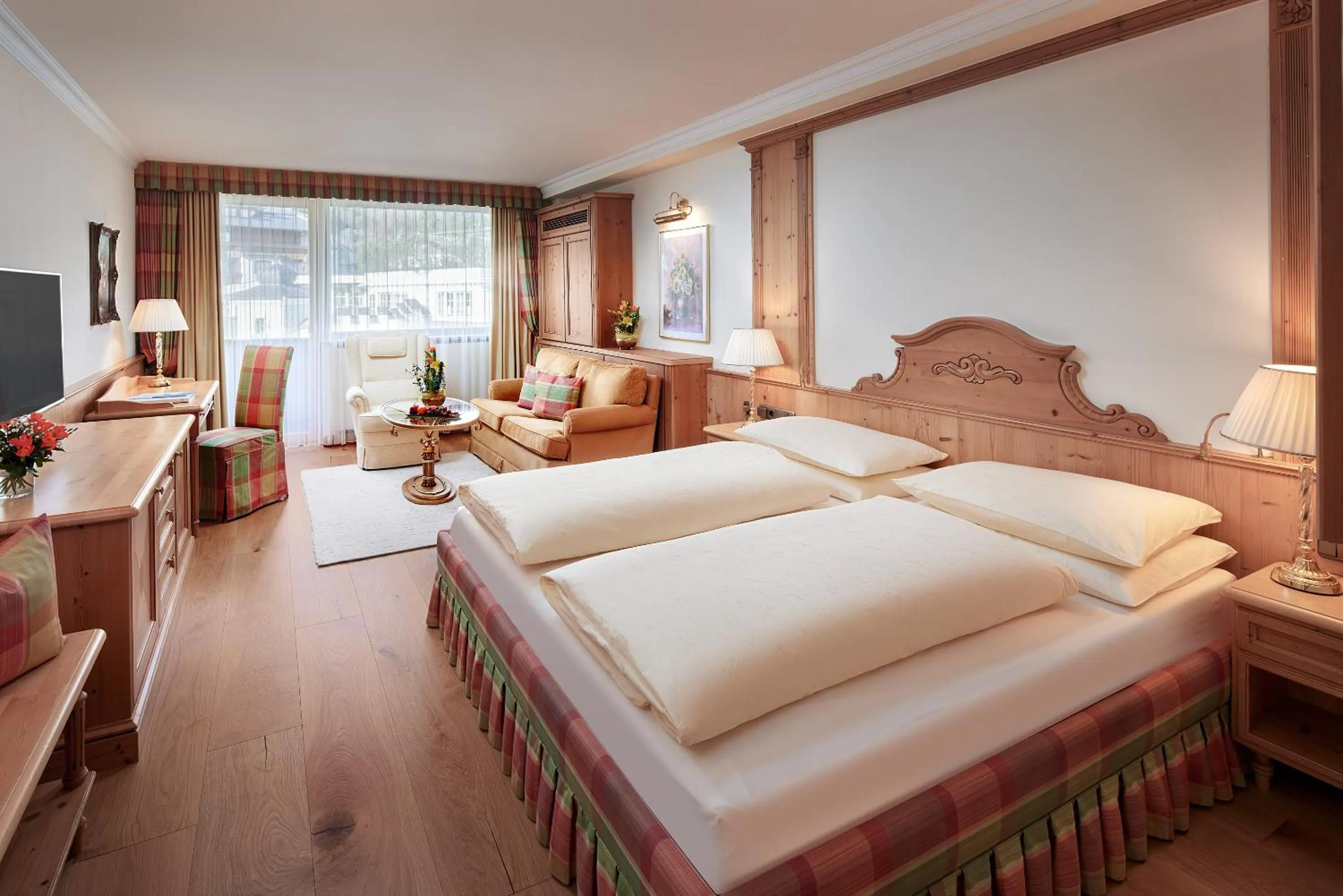Photo of the whole room, Bed in Salzburgerhof, das 5-Sterne Hotel von Zell am See