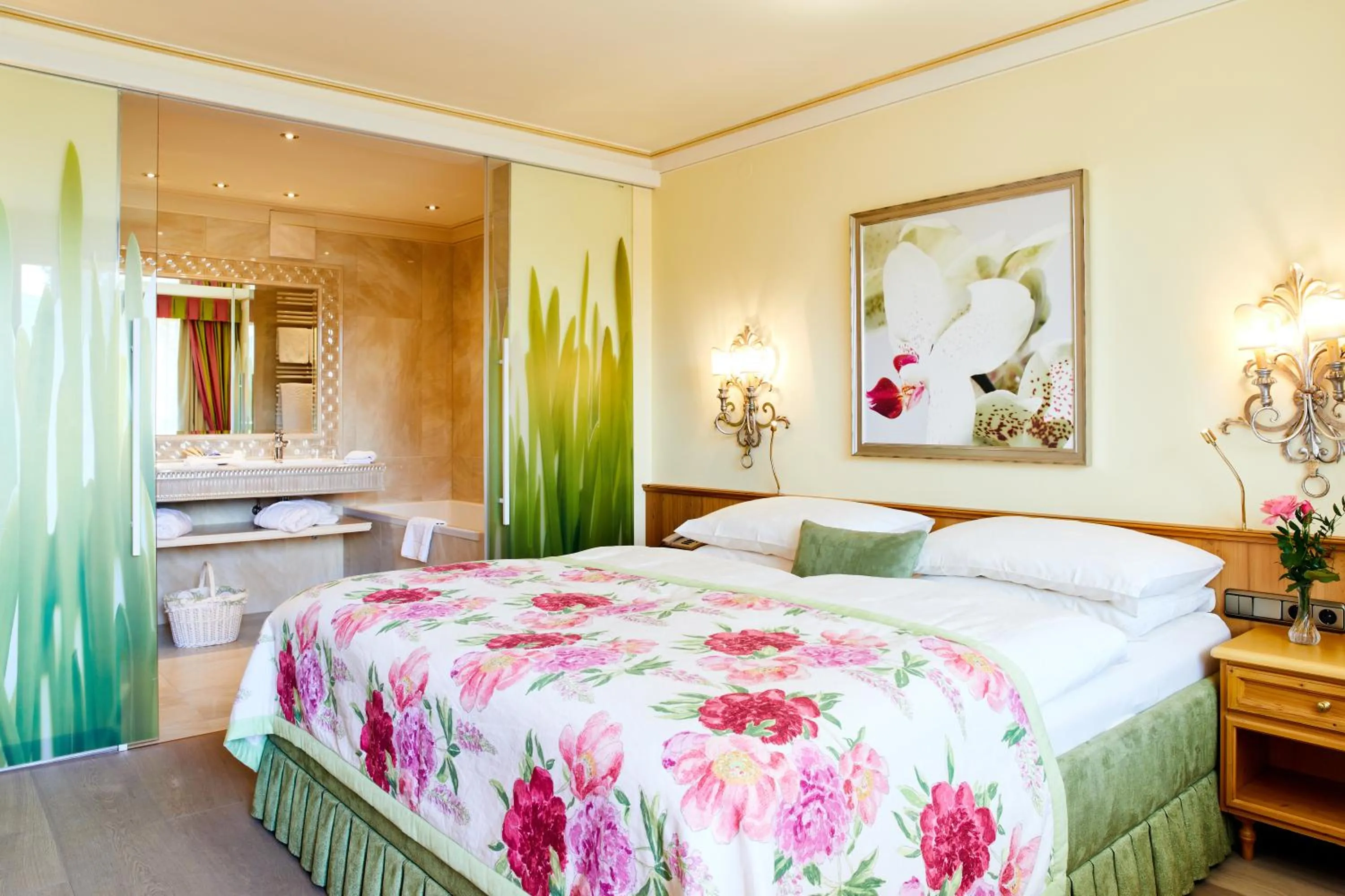 Photo of the whole room, Bed in Salzburgerhof, das 5-Sterne Hotel von Zell am See