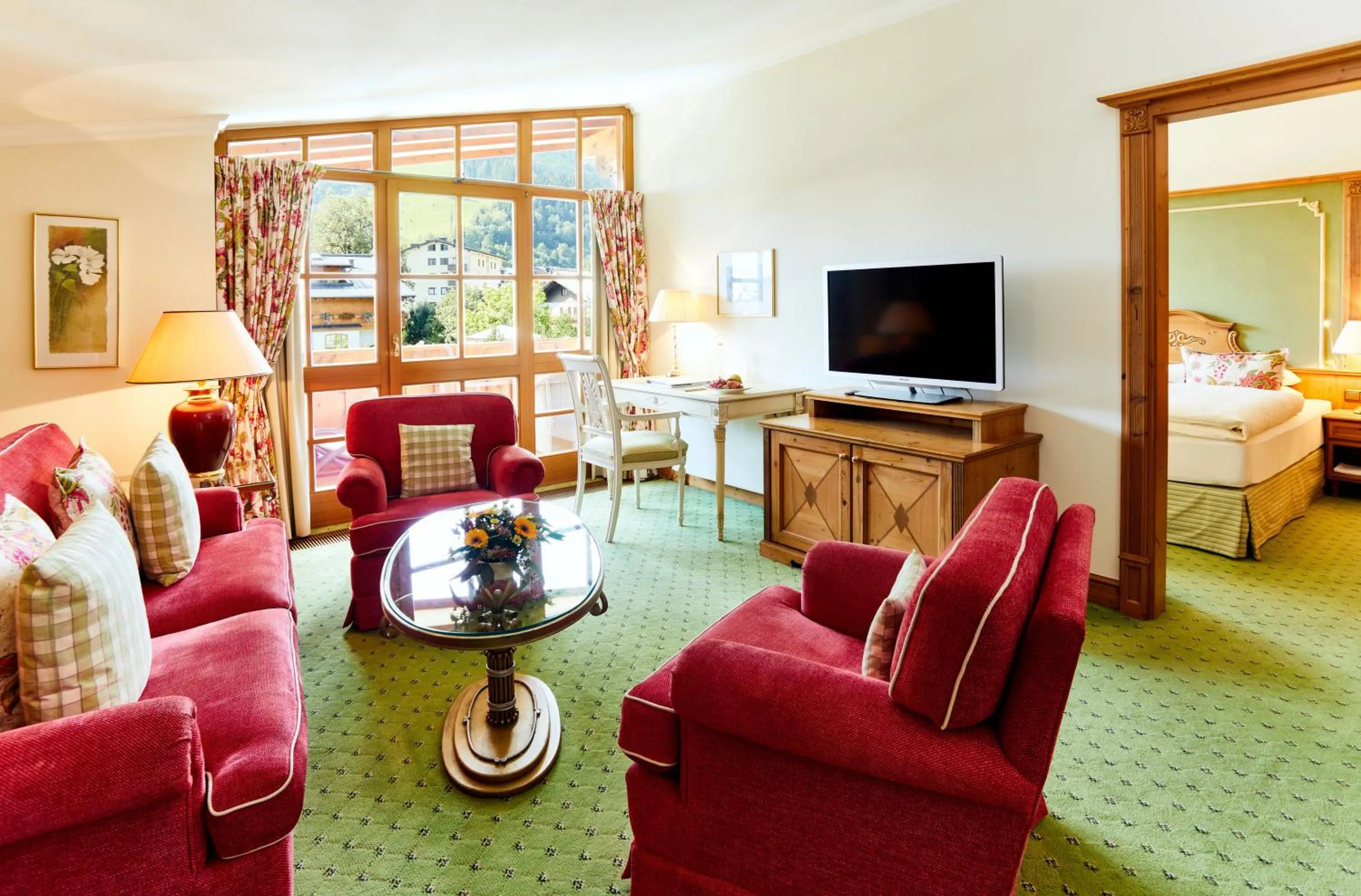 TV and multimedia, Bed in Salzburgerhof, das 5-Sterne Hotel von Zell am See