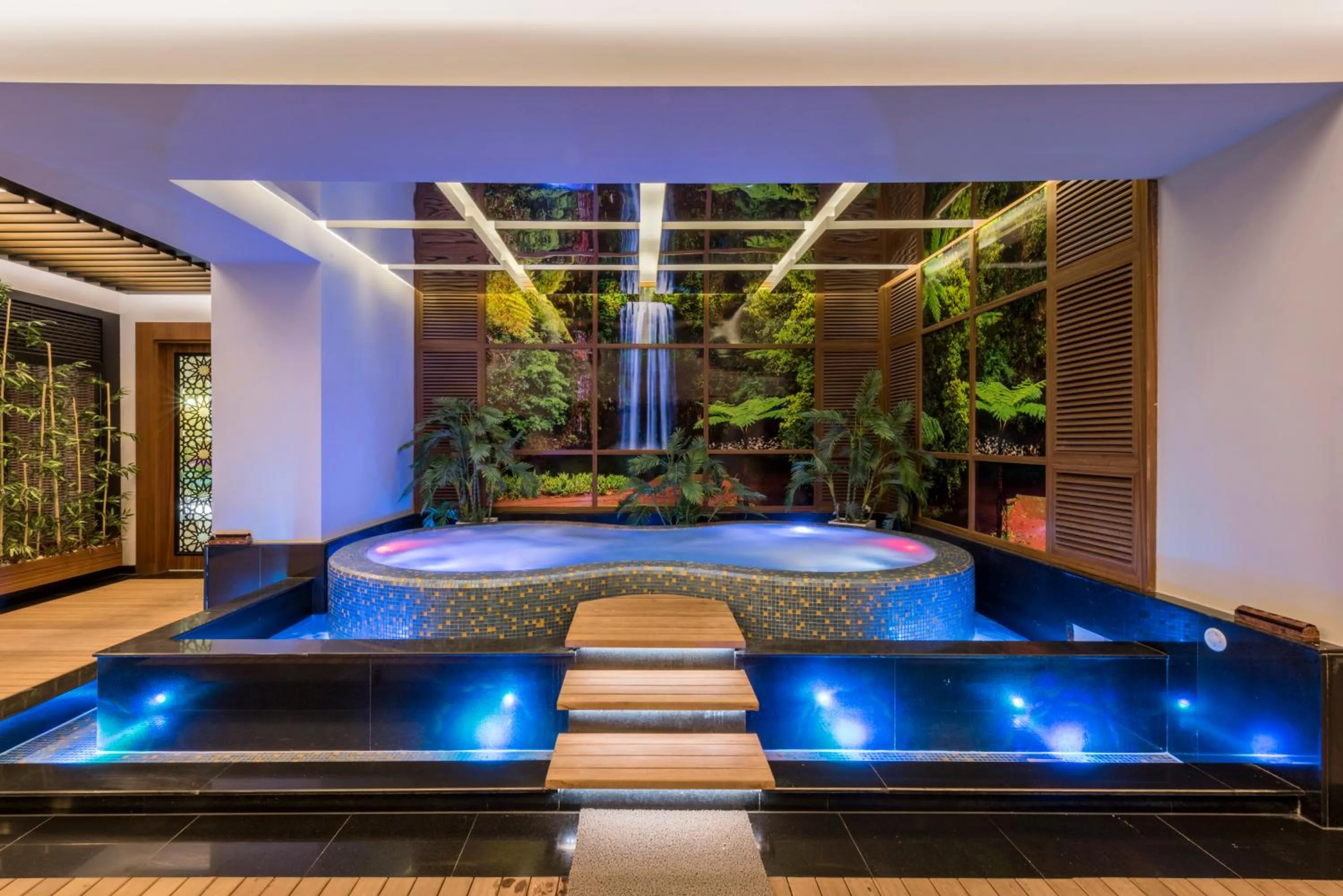 Hot Tub in Elite Luxury Suite & Spa