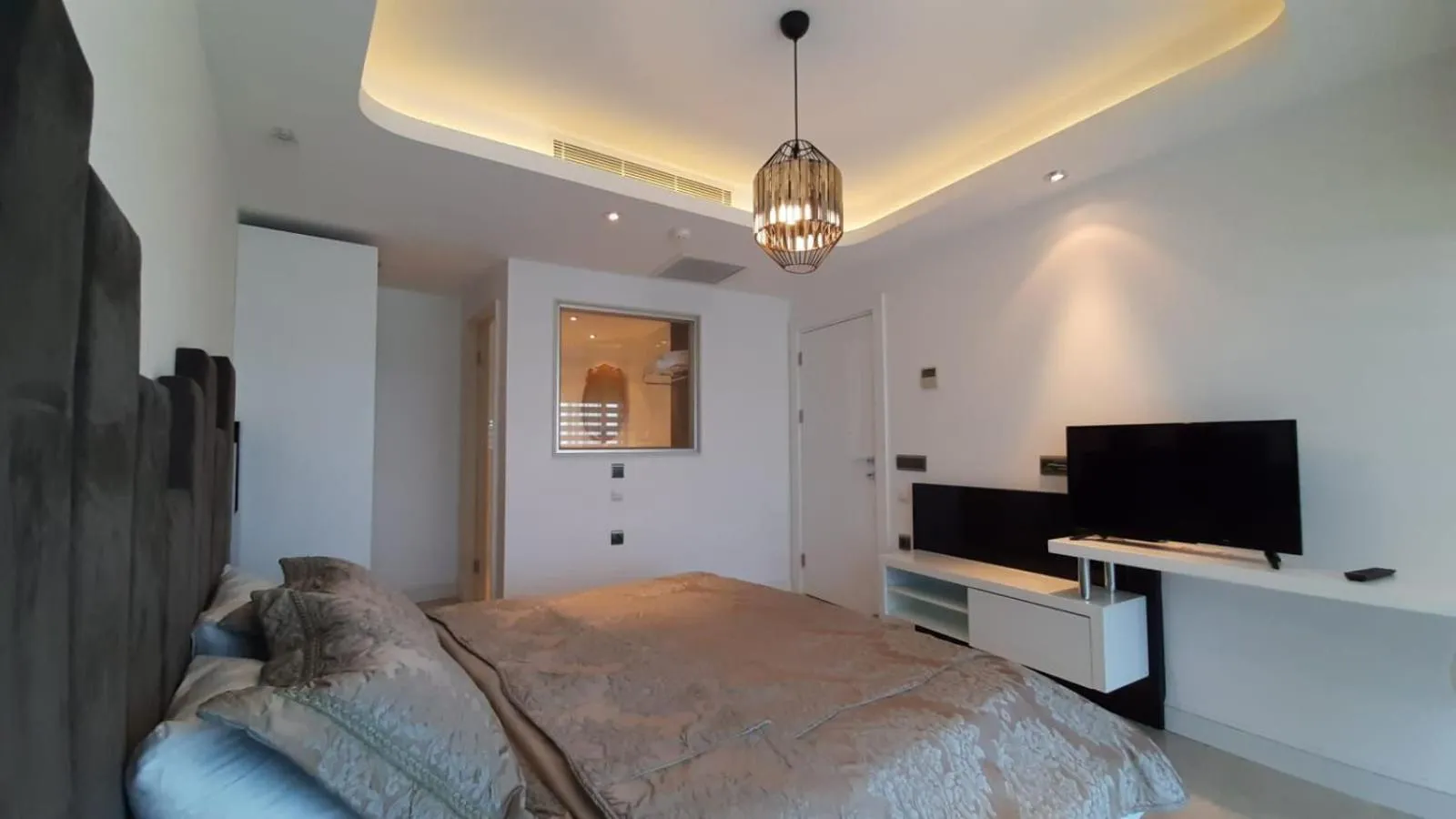 Bed in Elite Luxury Suite & Spa