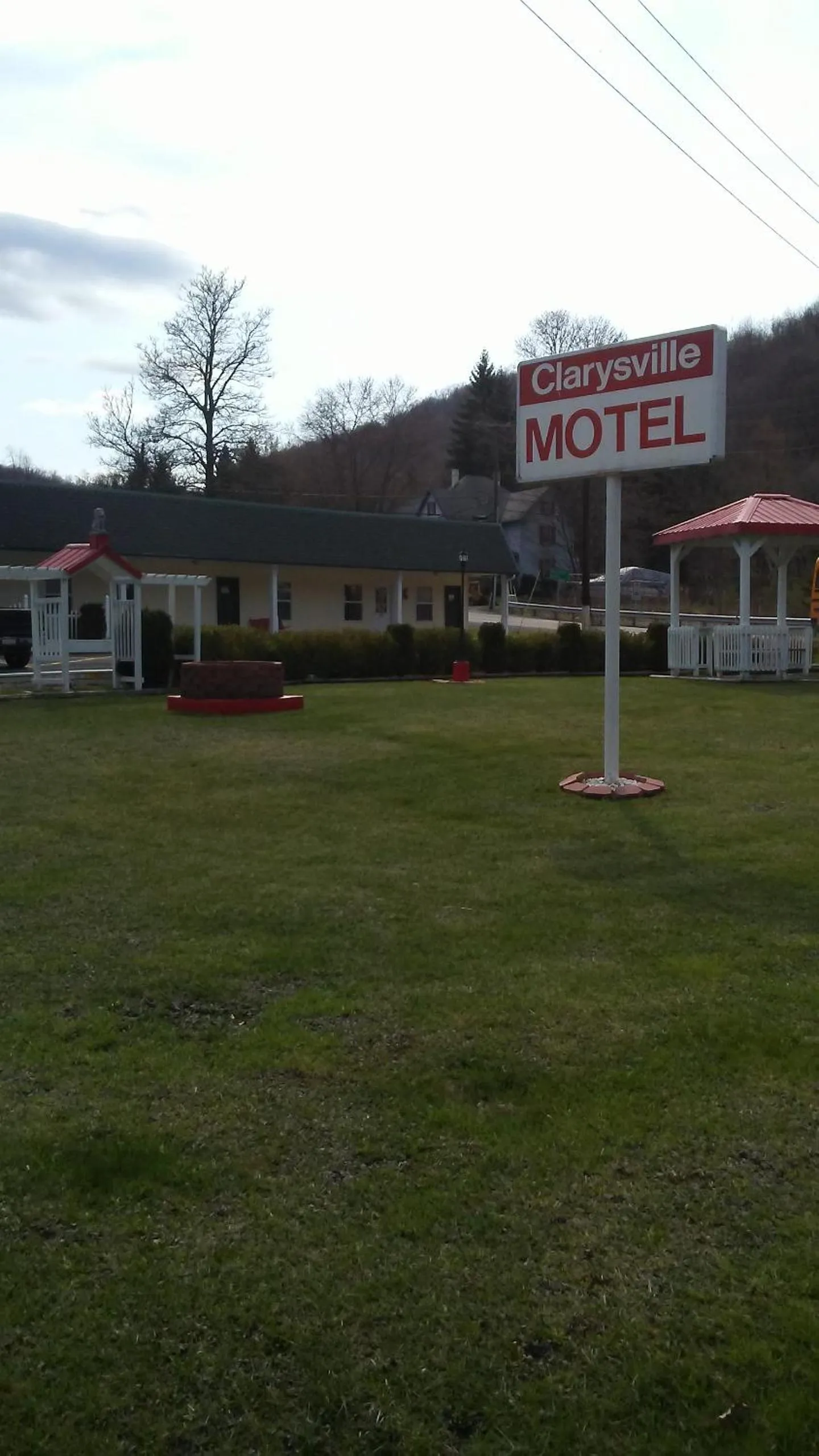 Facade/entrance in Clarysville Motel
