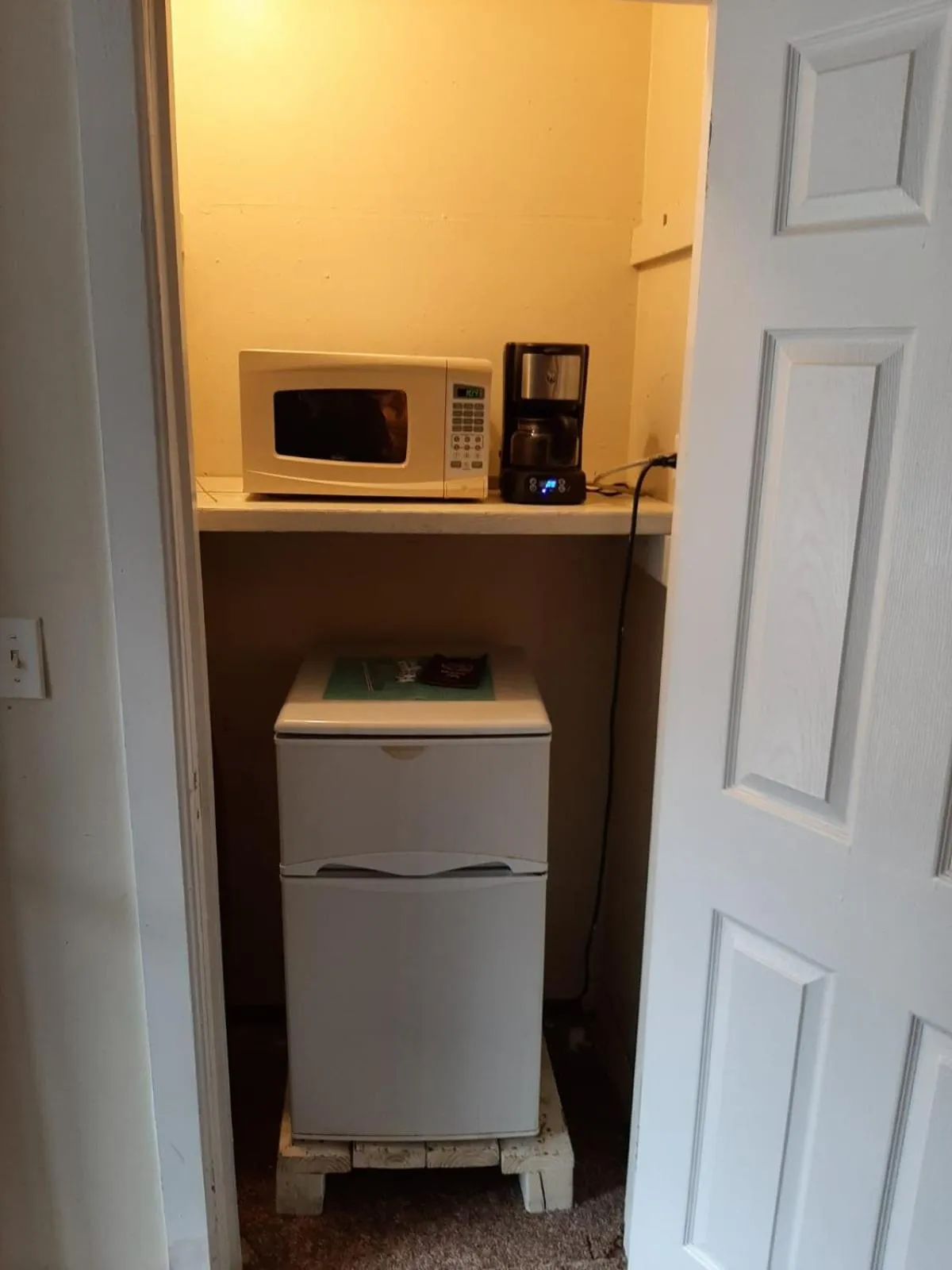 Coffee/tea facilities in Clarysville Motel