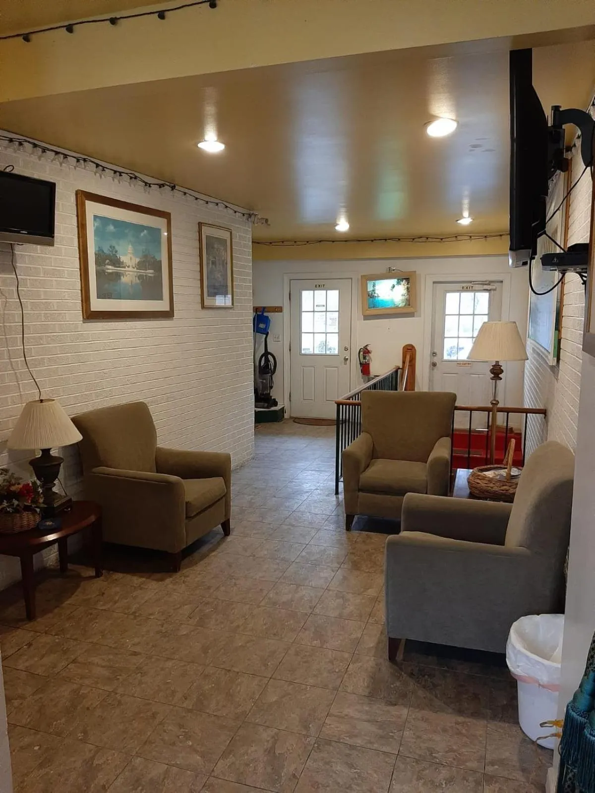 Seating area in Clarysville Motel