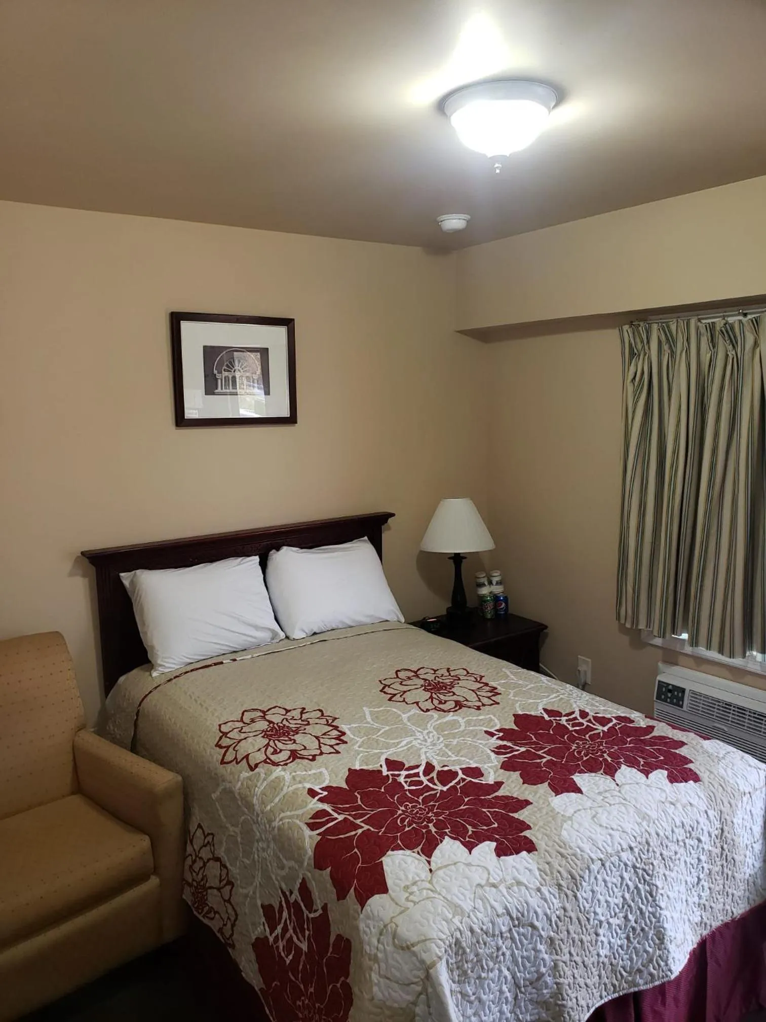 Bedroom, Bed in Clarysville Motel