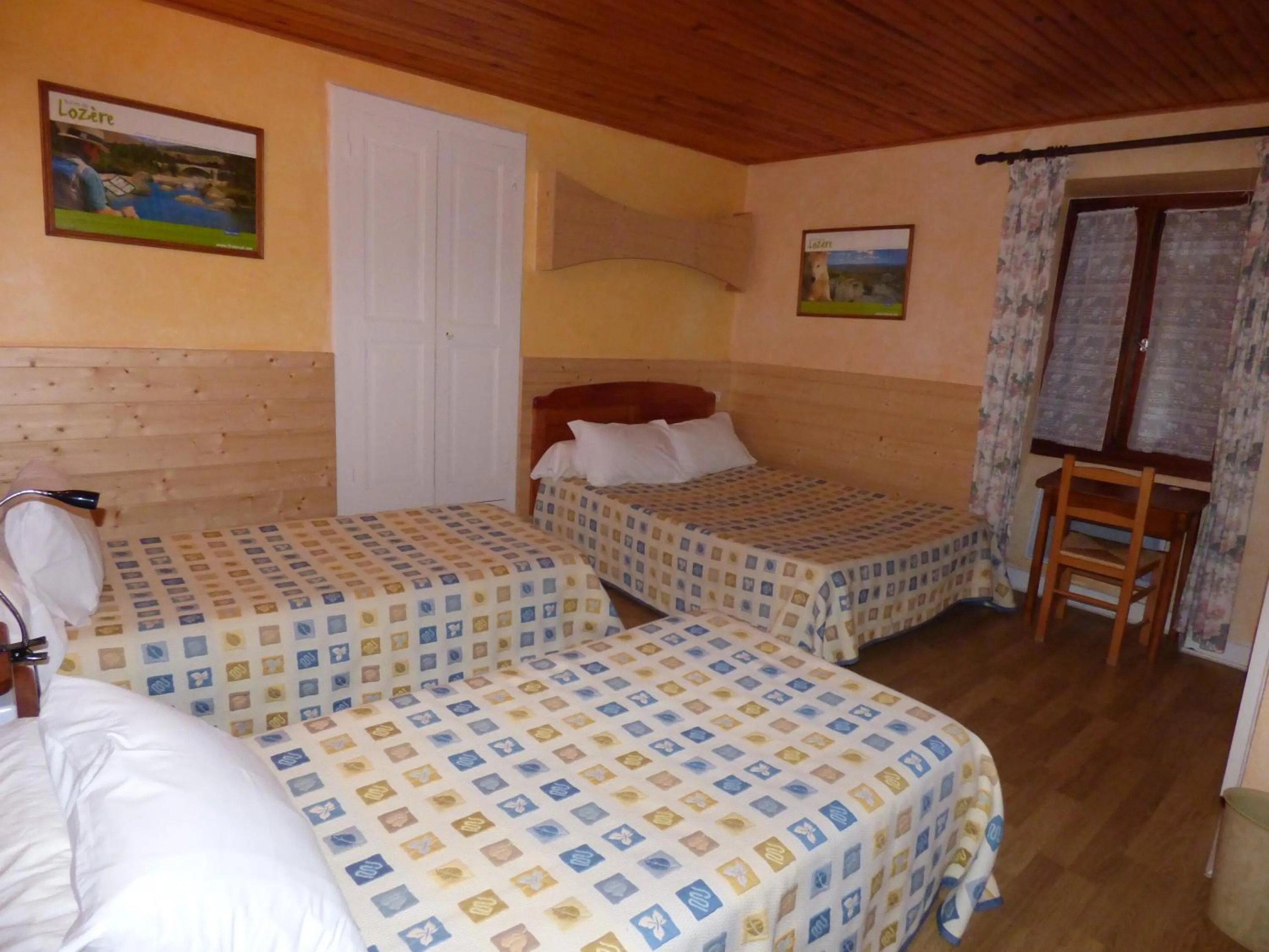 Bed in Logis Hôtel restaurant La Remise