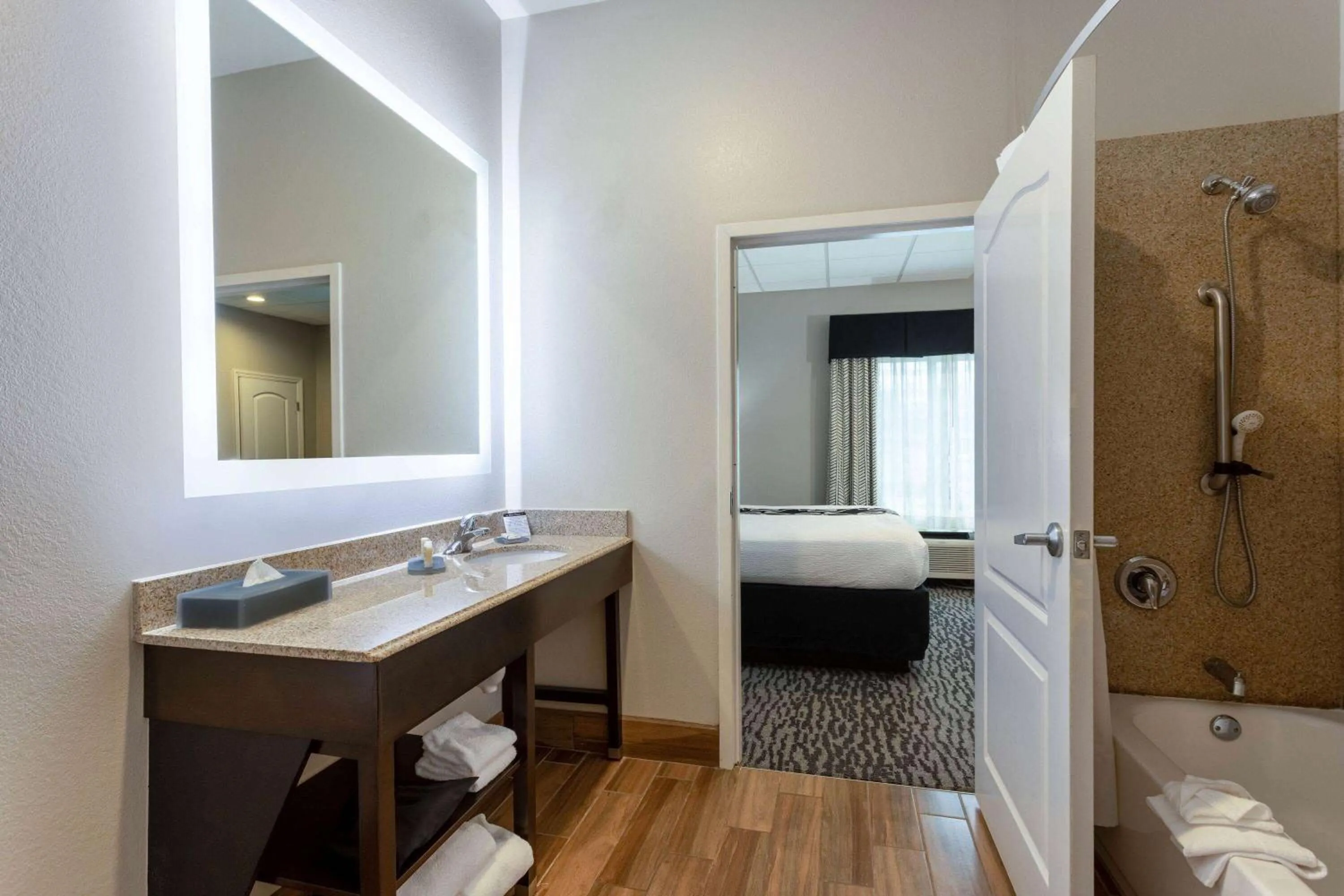 Bathroom, Bed in La Quinta by Wyndham Huntsville Airport Madison