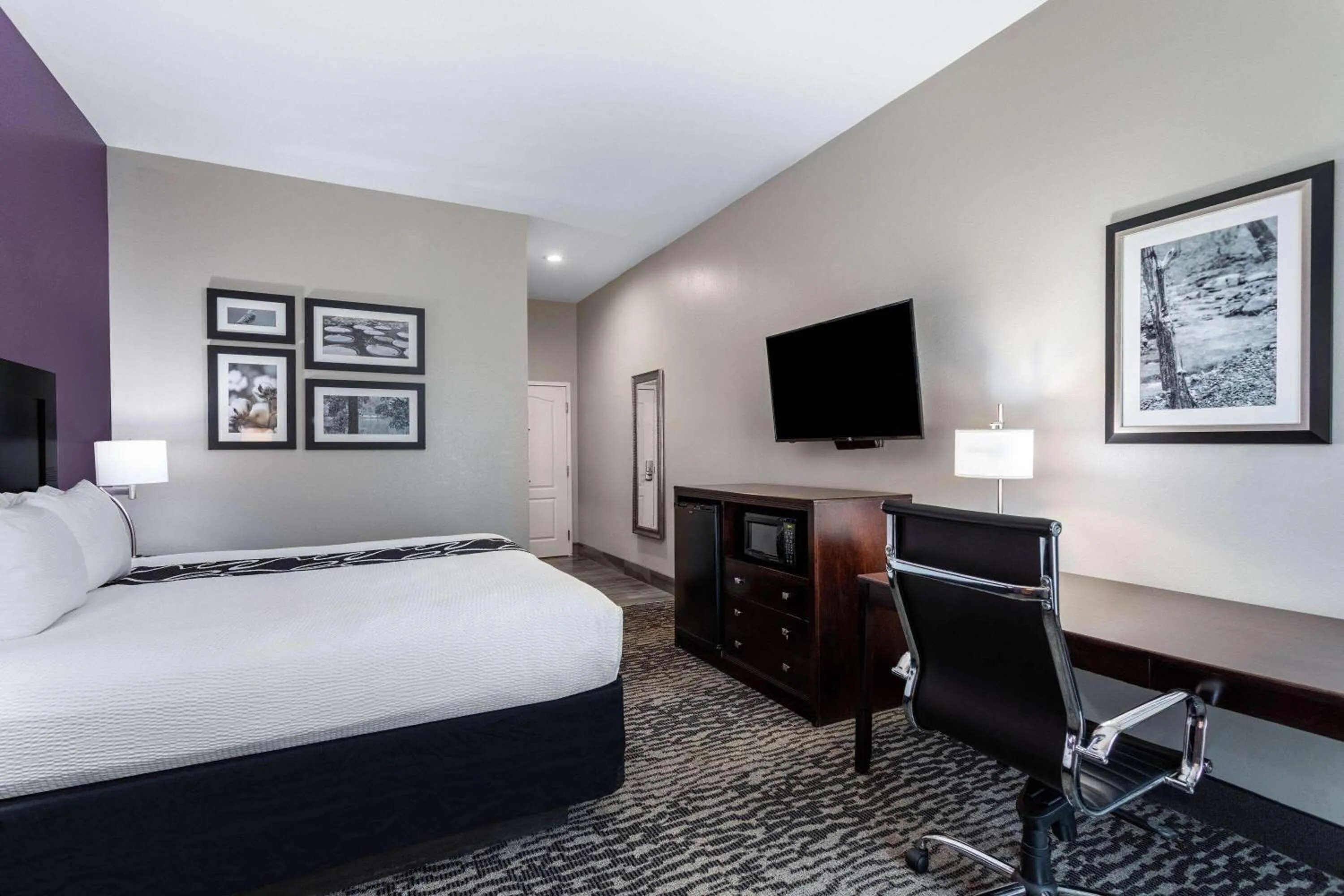 Photo of the whole room, Bed in La Quinta by Wyndham Huntsville Airport Madison