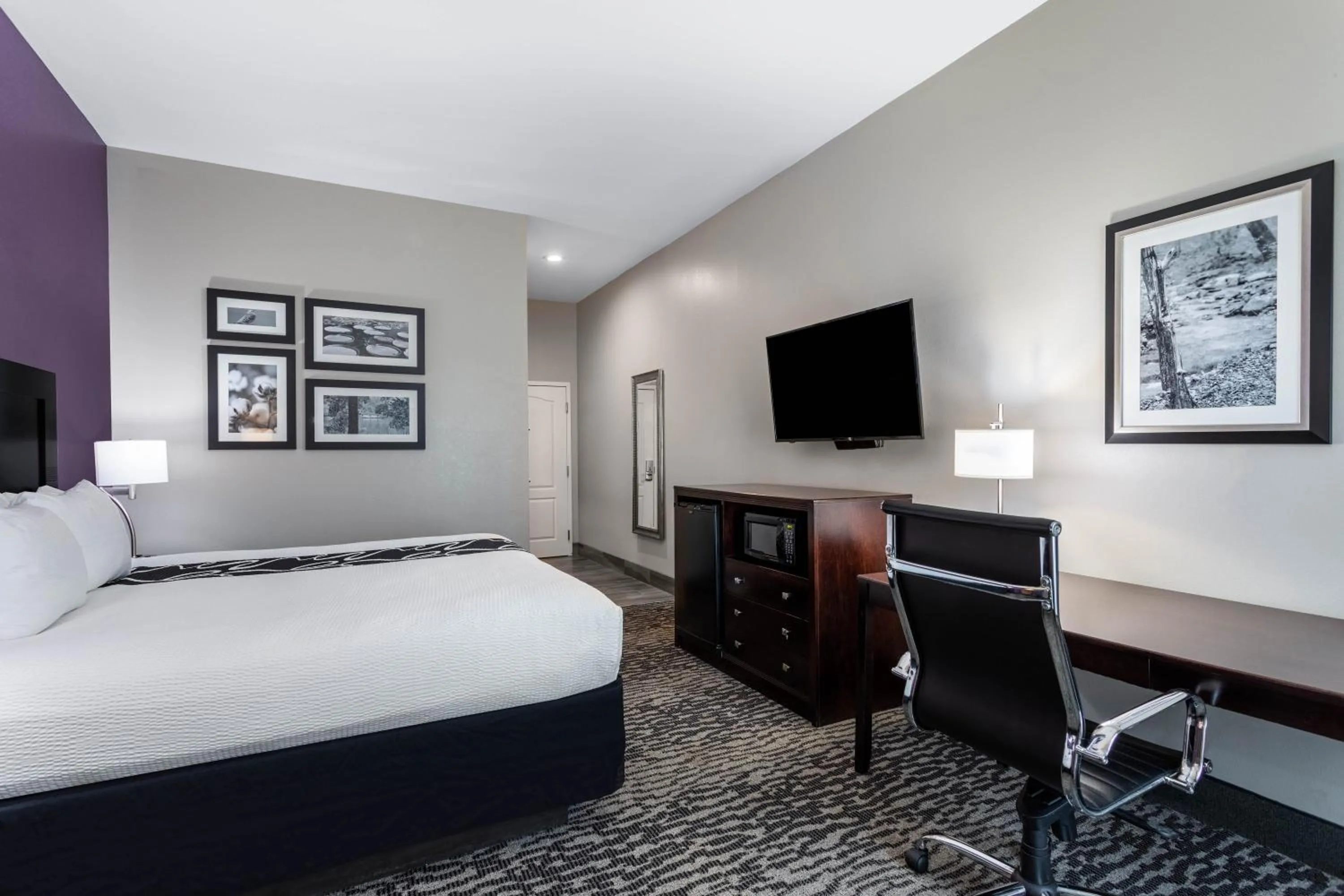 Photo of the whole room, Bed in La Quinta by Wyndham Huntsville Airport Madison