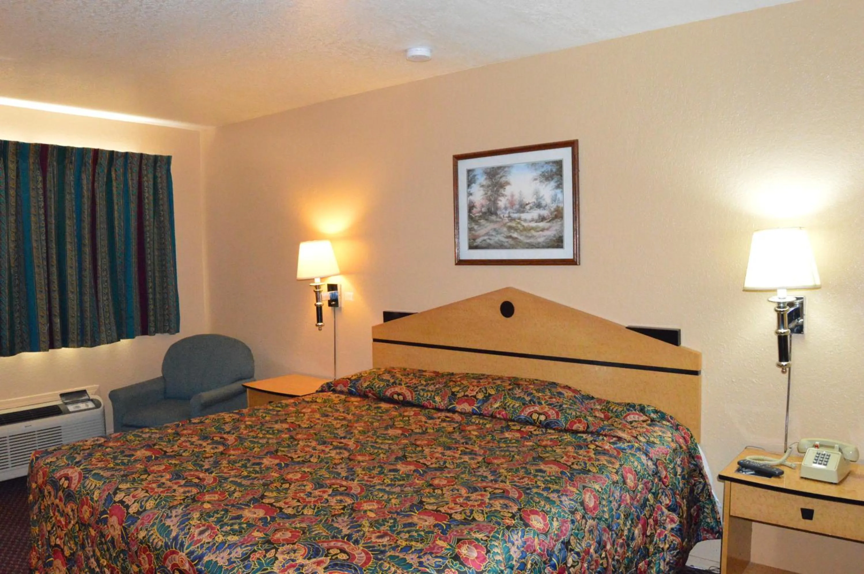 Bed in Delux Inn Tulsa