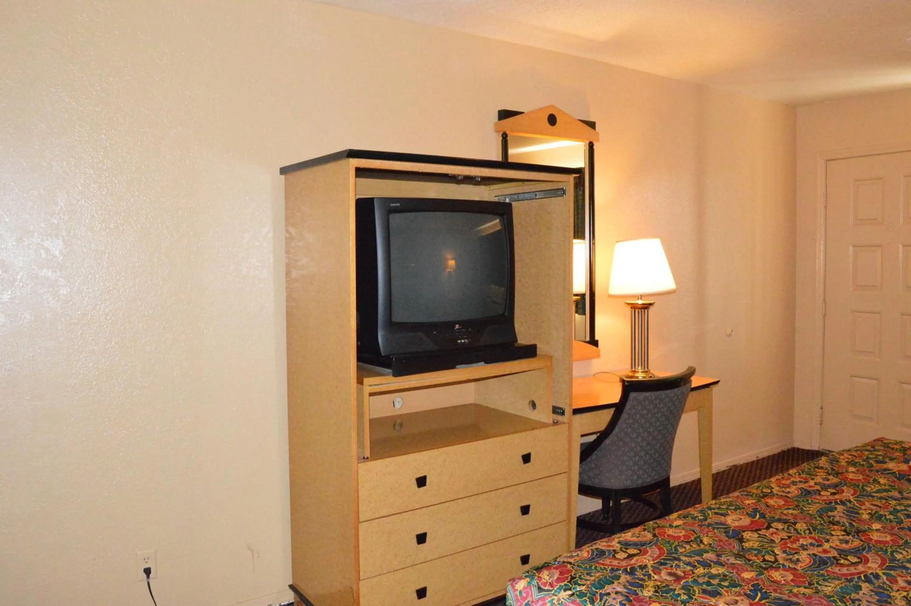 Bed in Delux Inn Tulsa