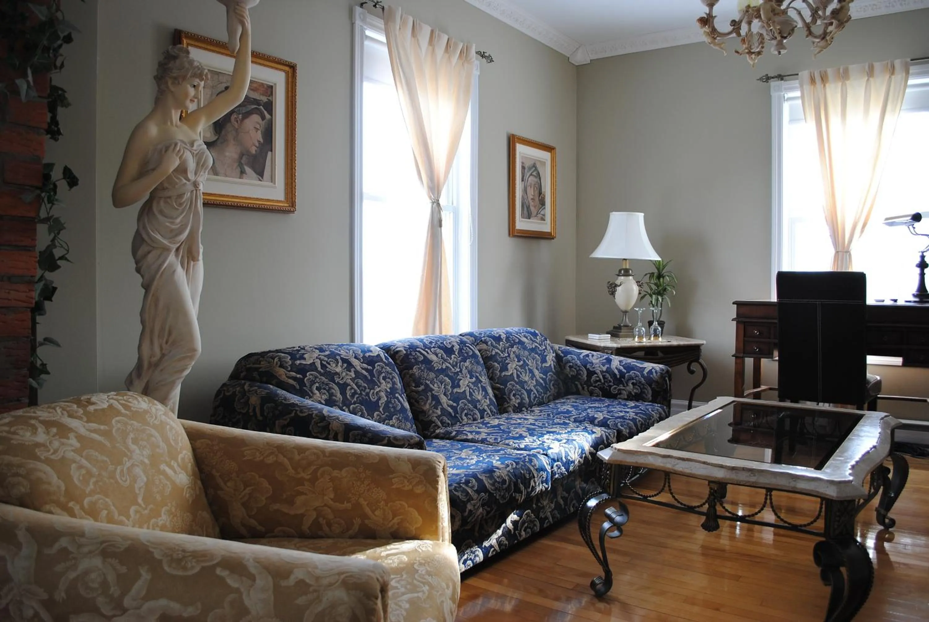 Communal lounge/ TV room in Auberge Marquis de Montcalm