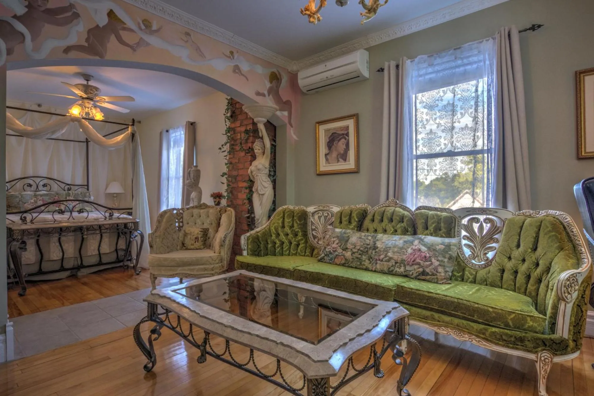 Queen Suite in Auberge Marquis de Montcalm