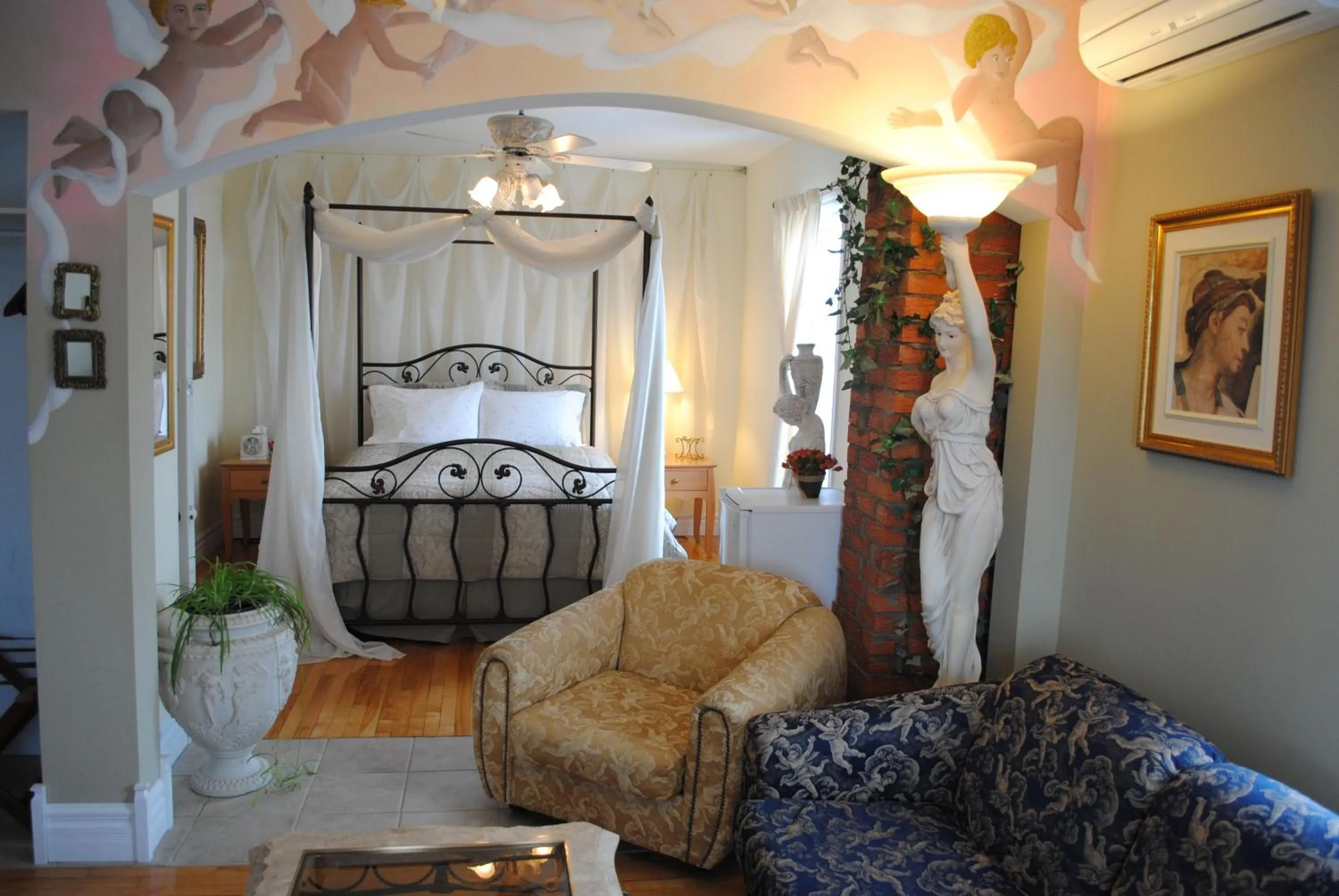 Photo of the whole room, Bed in Auberge Marquis de Montcalm