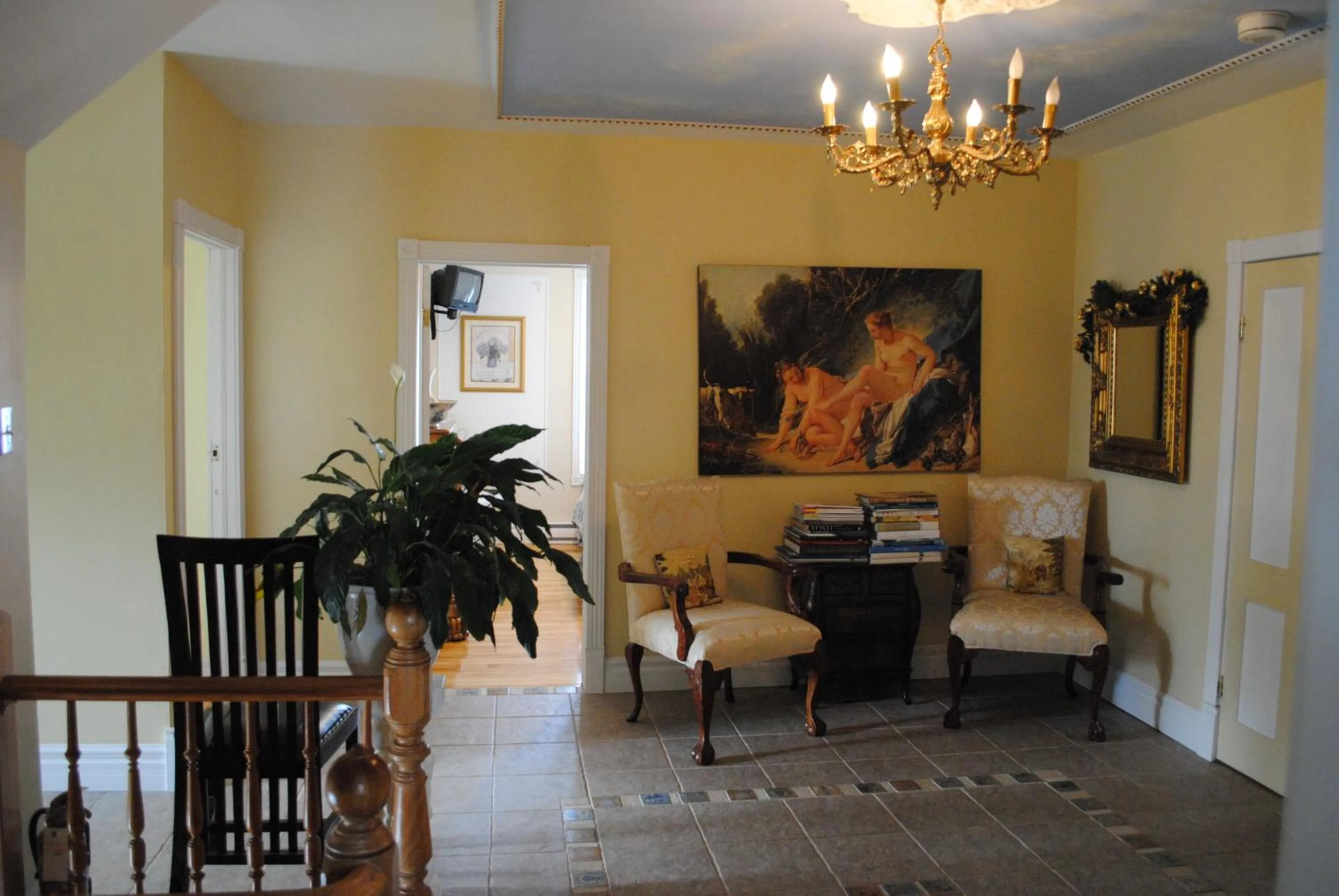 Communal lounge/ TV room in Auberge Marquis de Montcalm