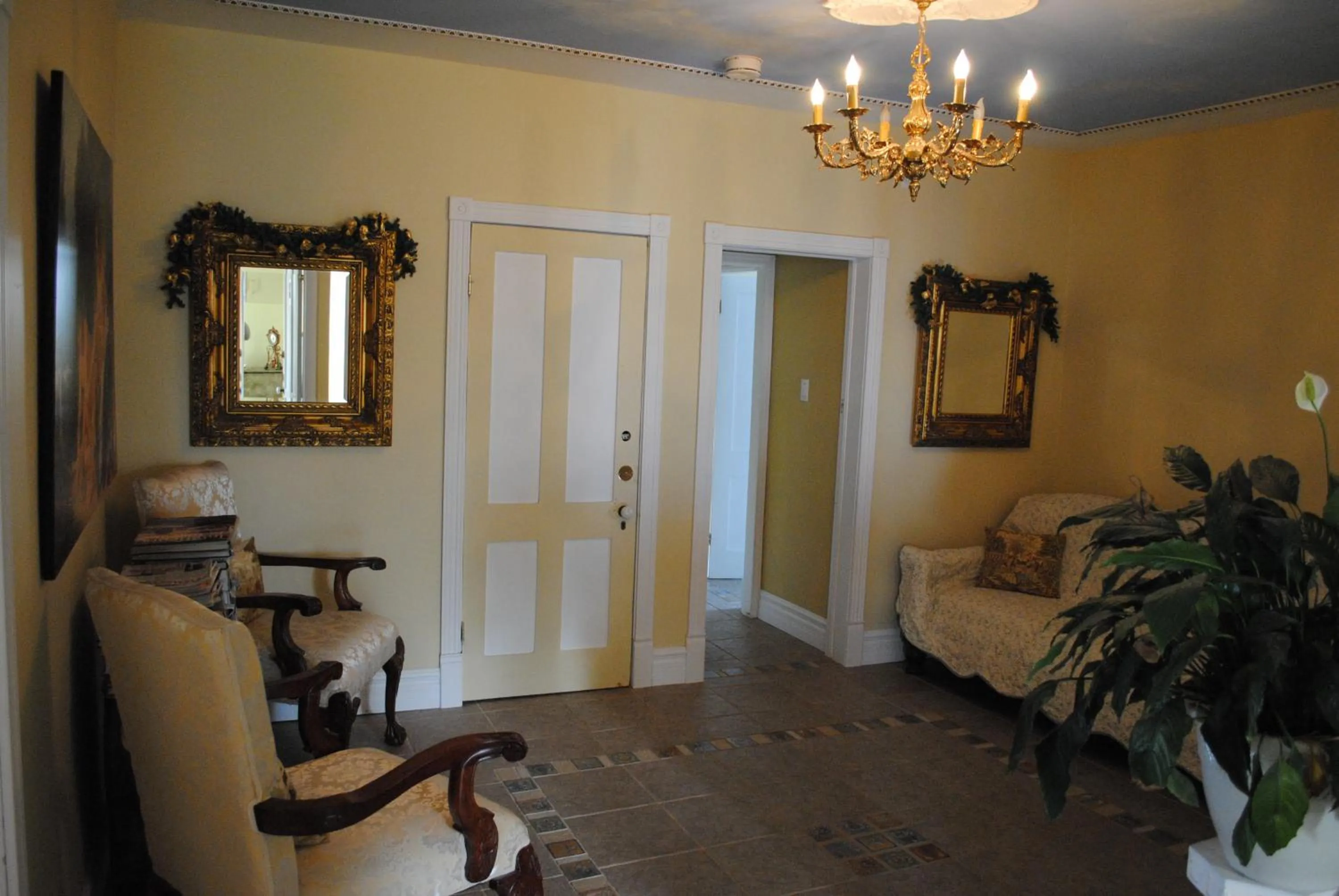 Communal lounge/ TV room in Auberge Marquis de Montcalm