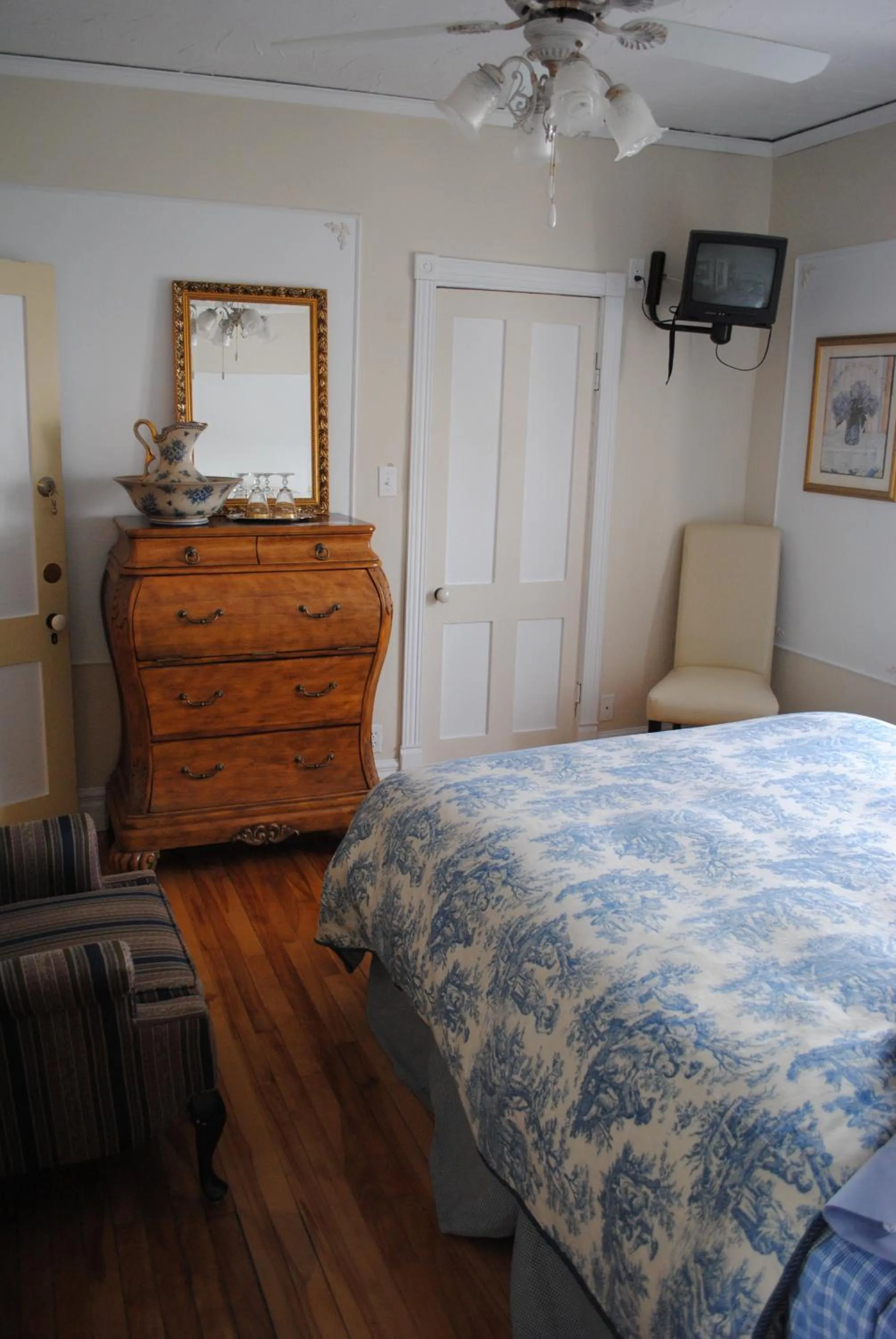 Bed in Auberge Marquis de Montcalm