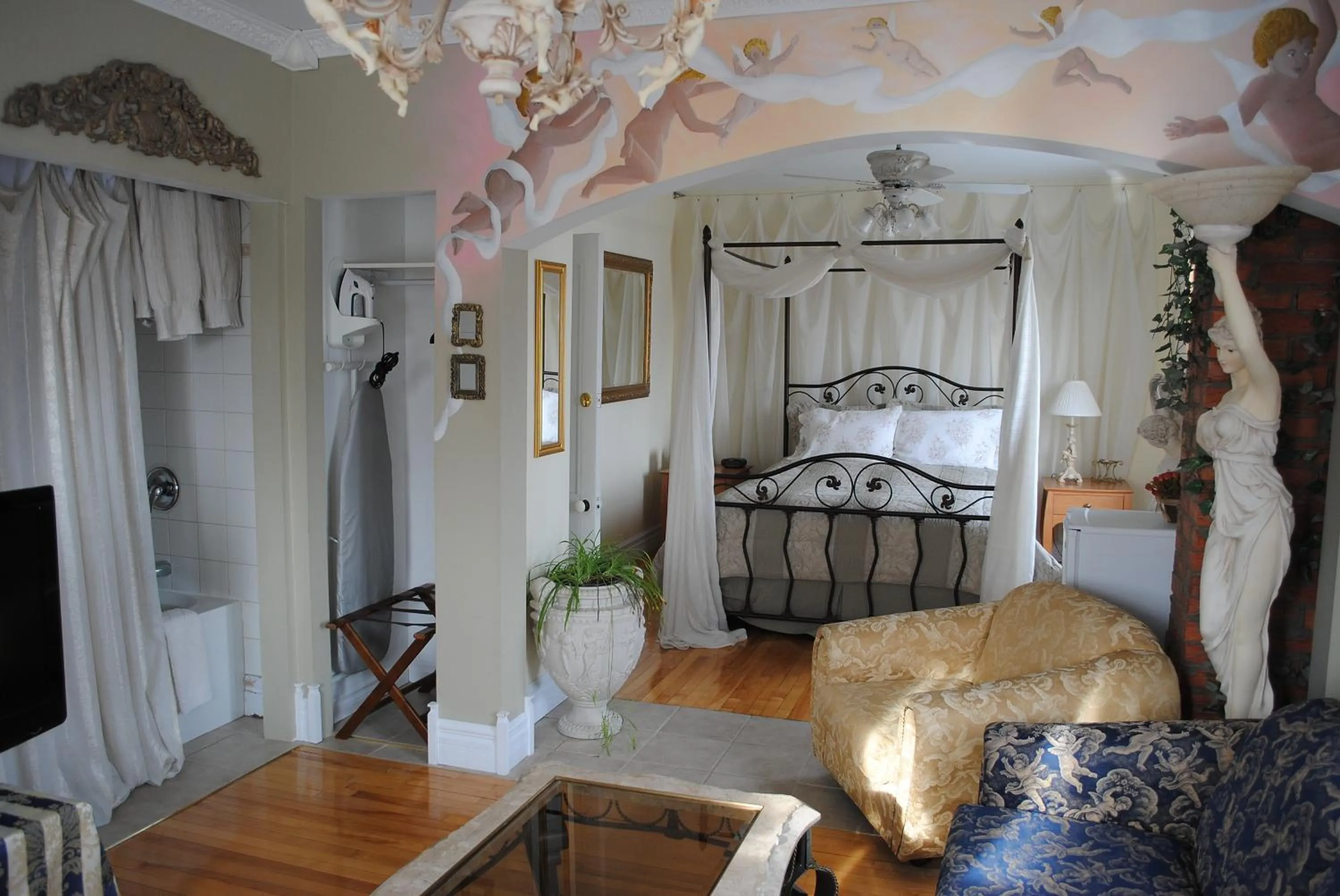 Bed in Auberge Marquis de Montcalm