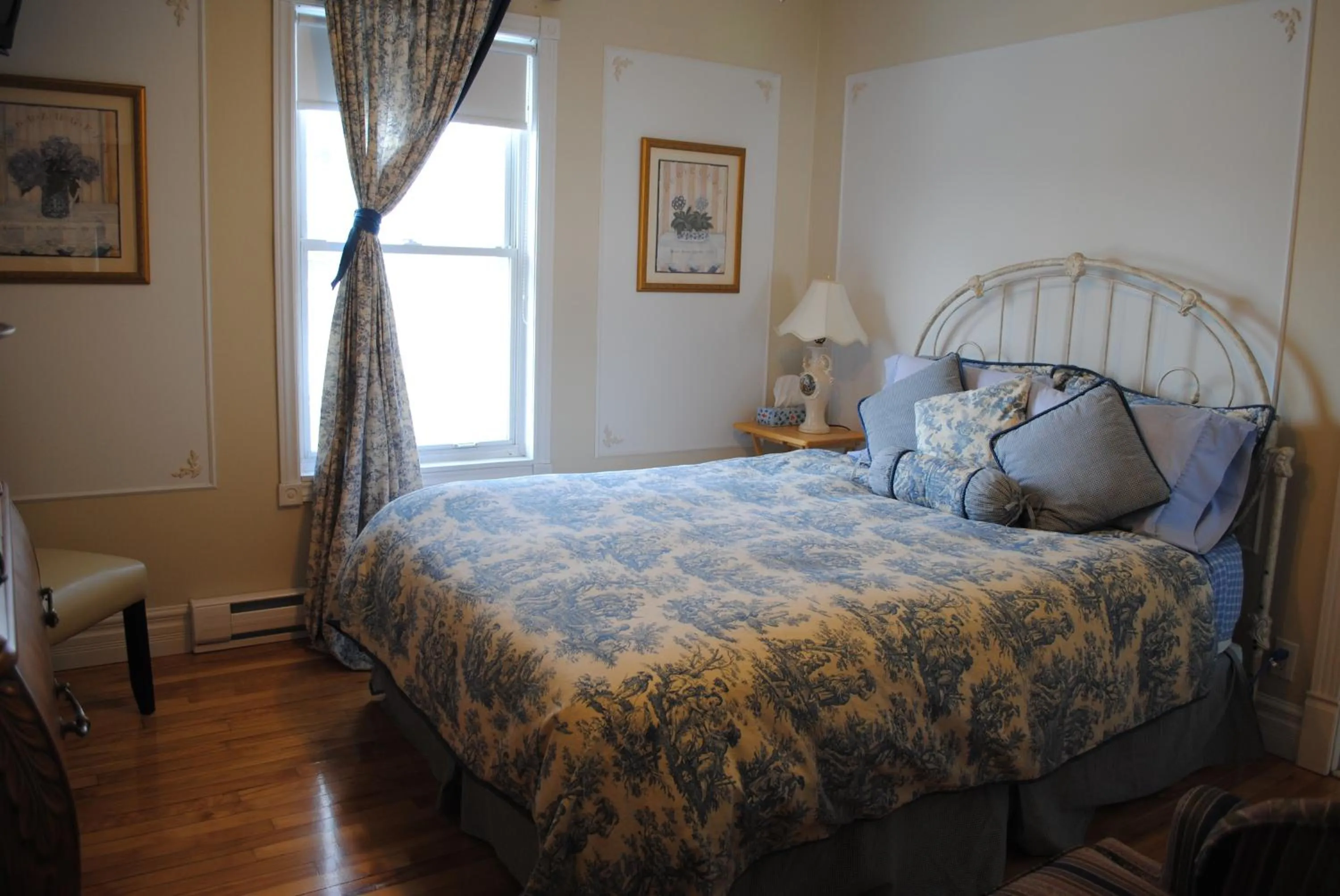 Decorative detail, Bed in Auberge Marquis de Montcalm
