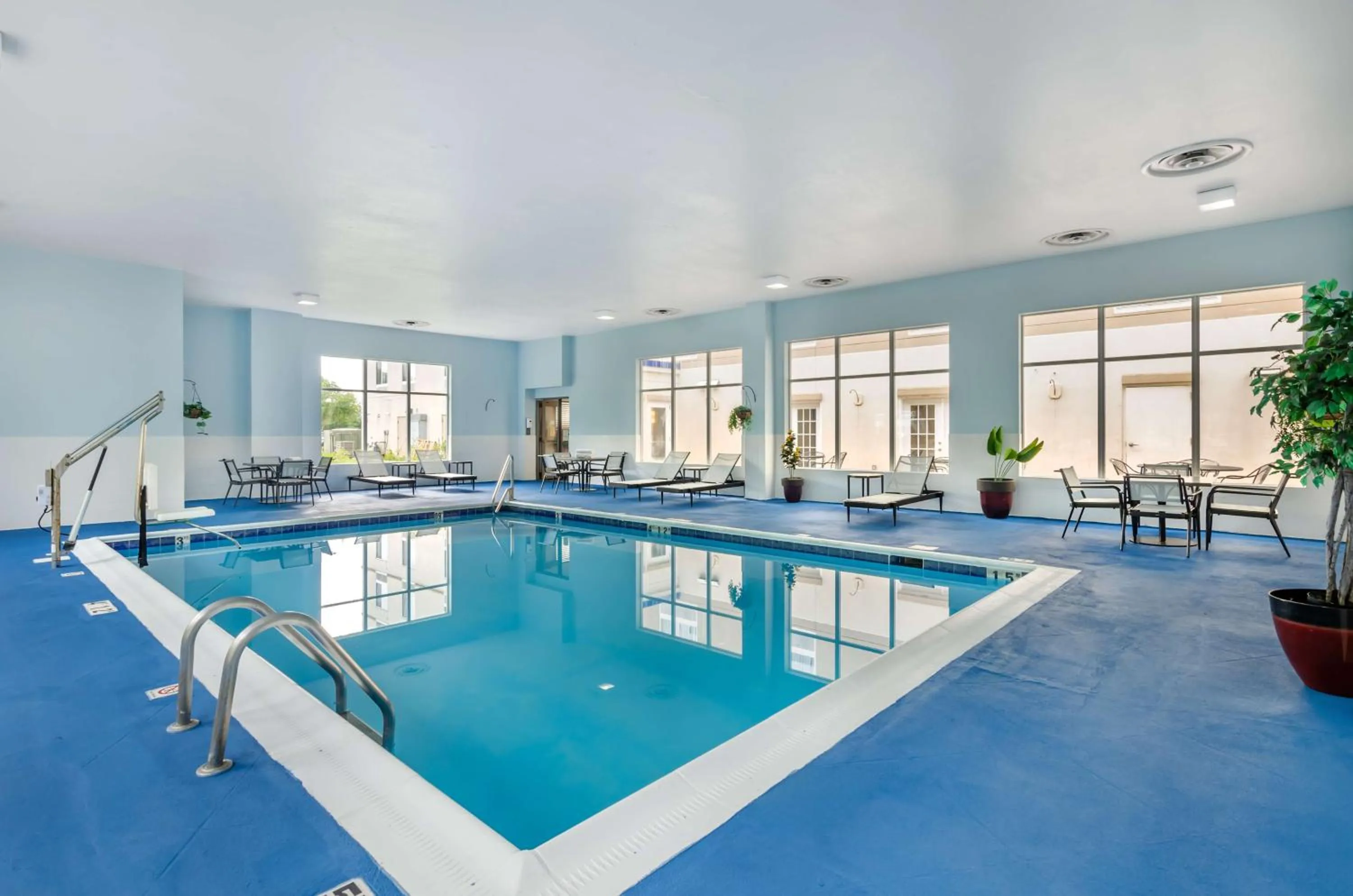 Pool view in Best Western Plus Waynesboro