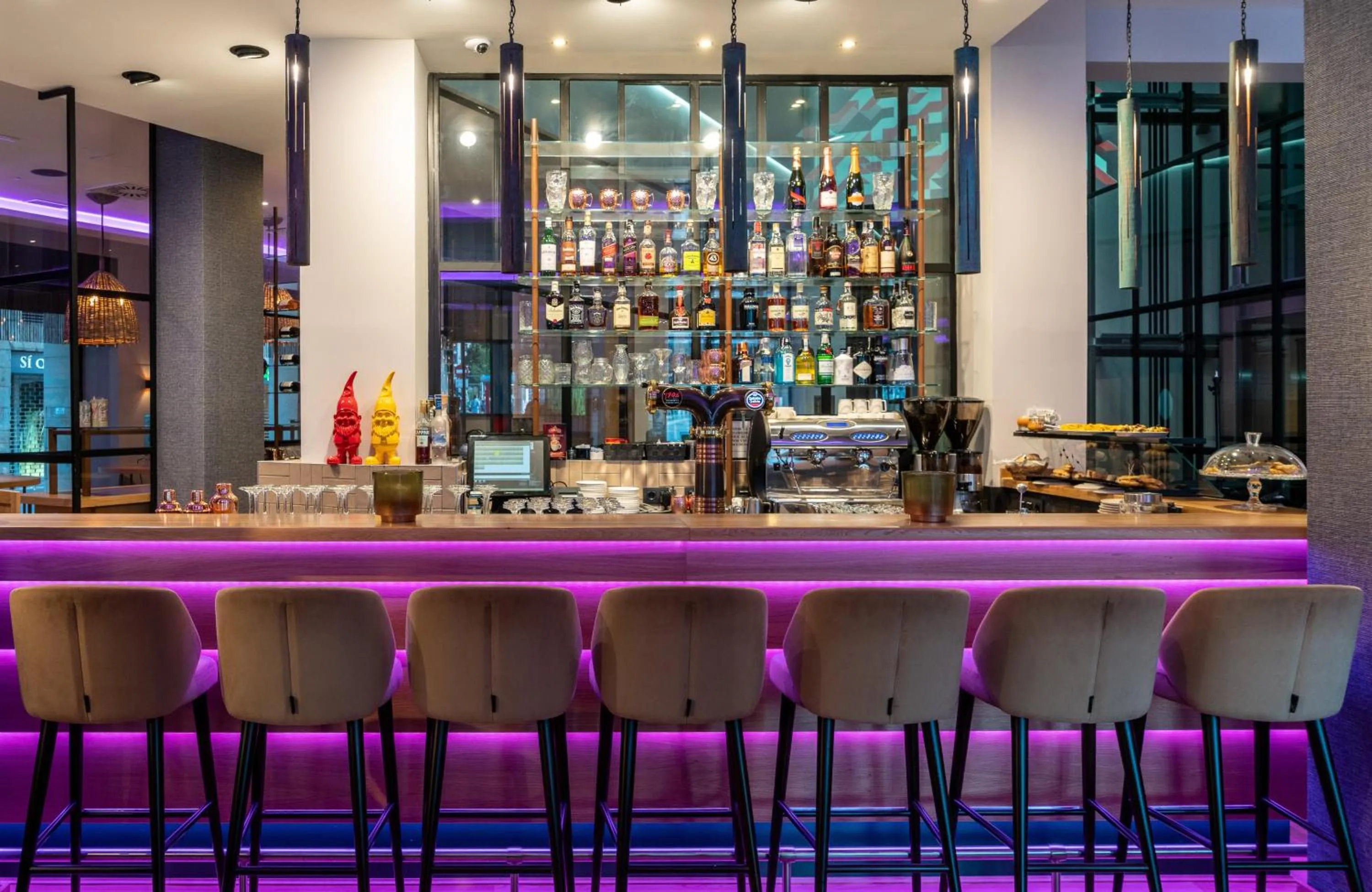Lounge or bar in NYX Hotel Bilbao by Leonardo Hotels