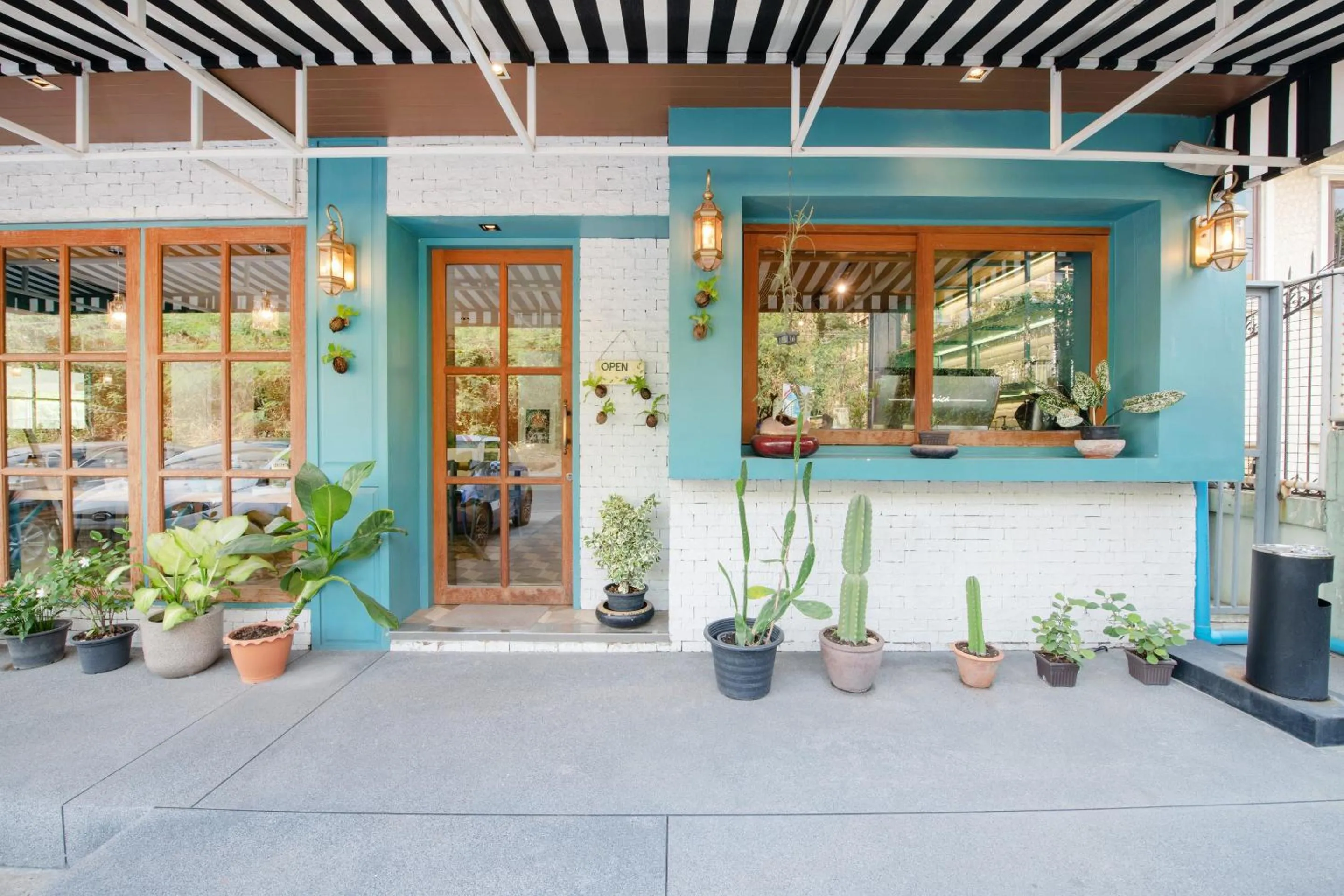 Restaurant/places to eat in Blooming Hill Boutique Suites