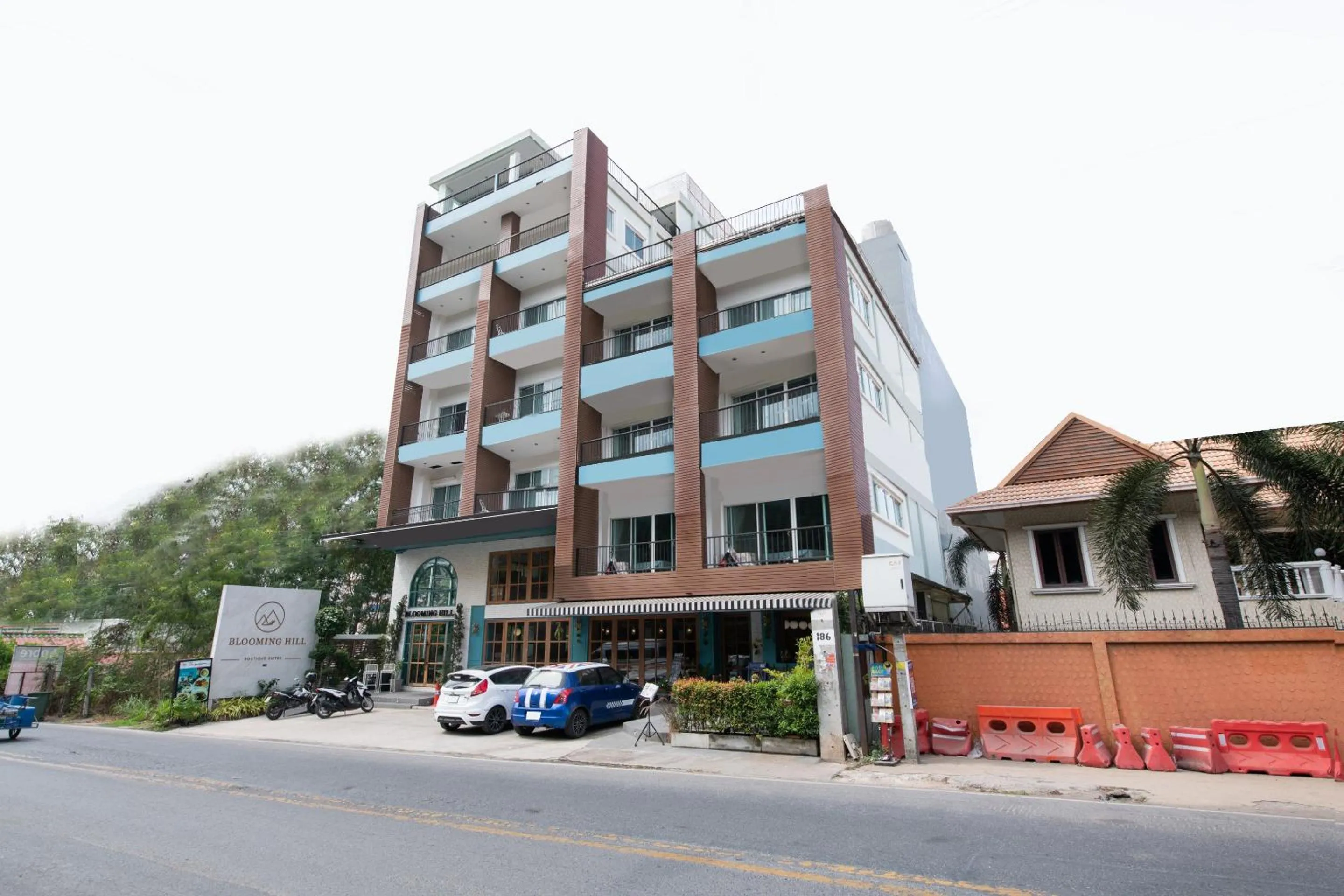 Facade/entrance in Blooming Hill Boutique Suites