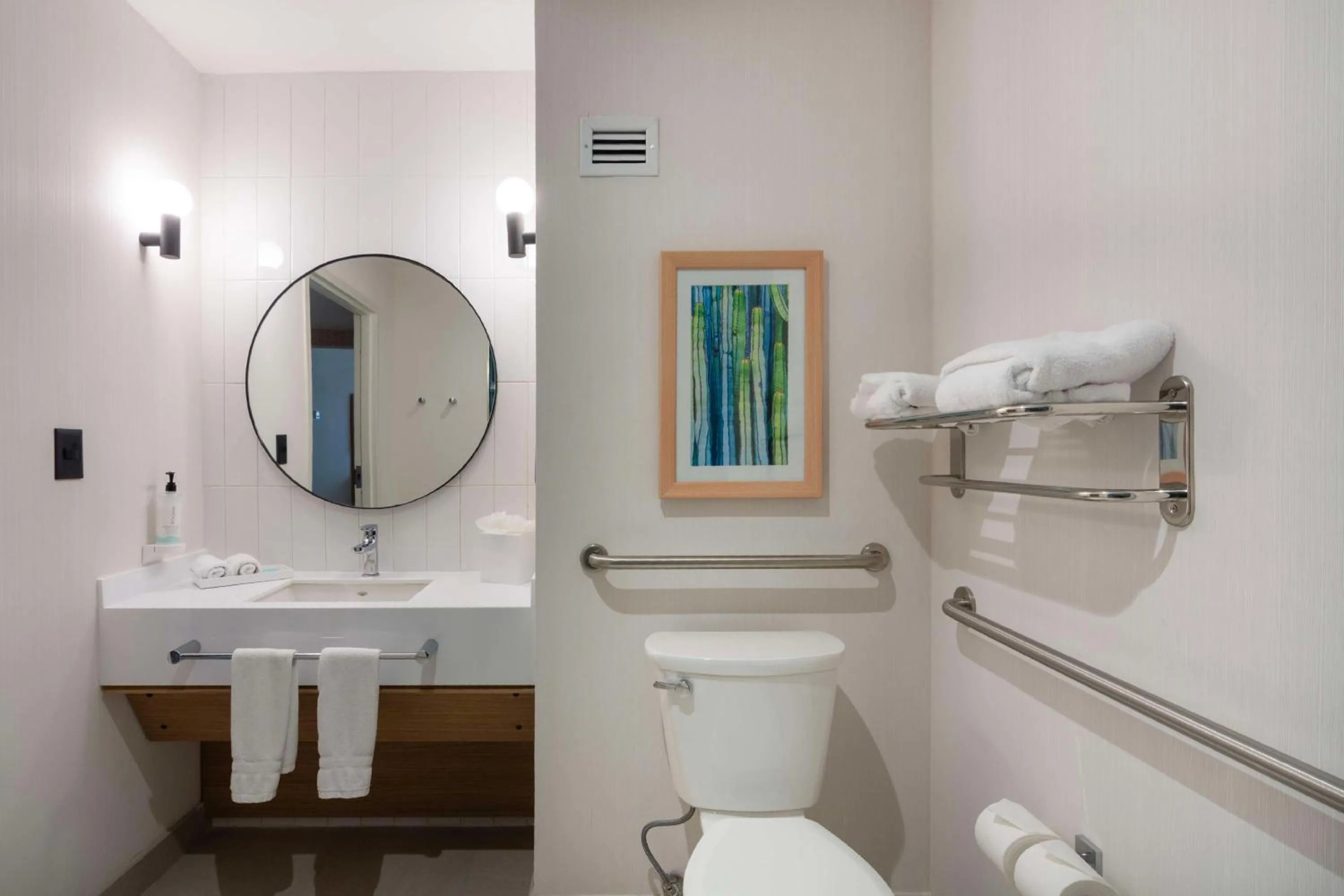 Bathroom in Hampton by Hilton Saltillo Zona Aeropuerto