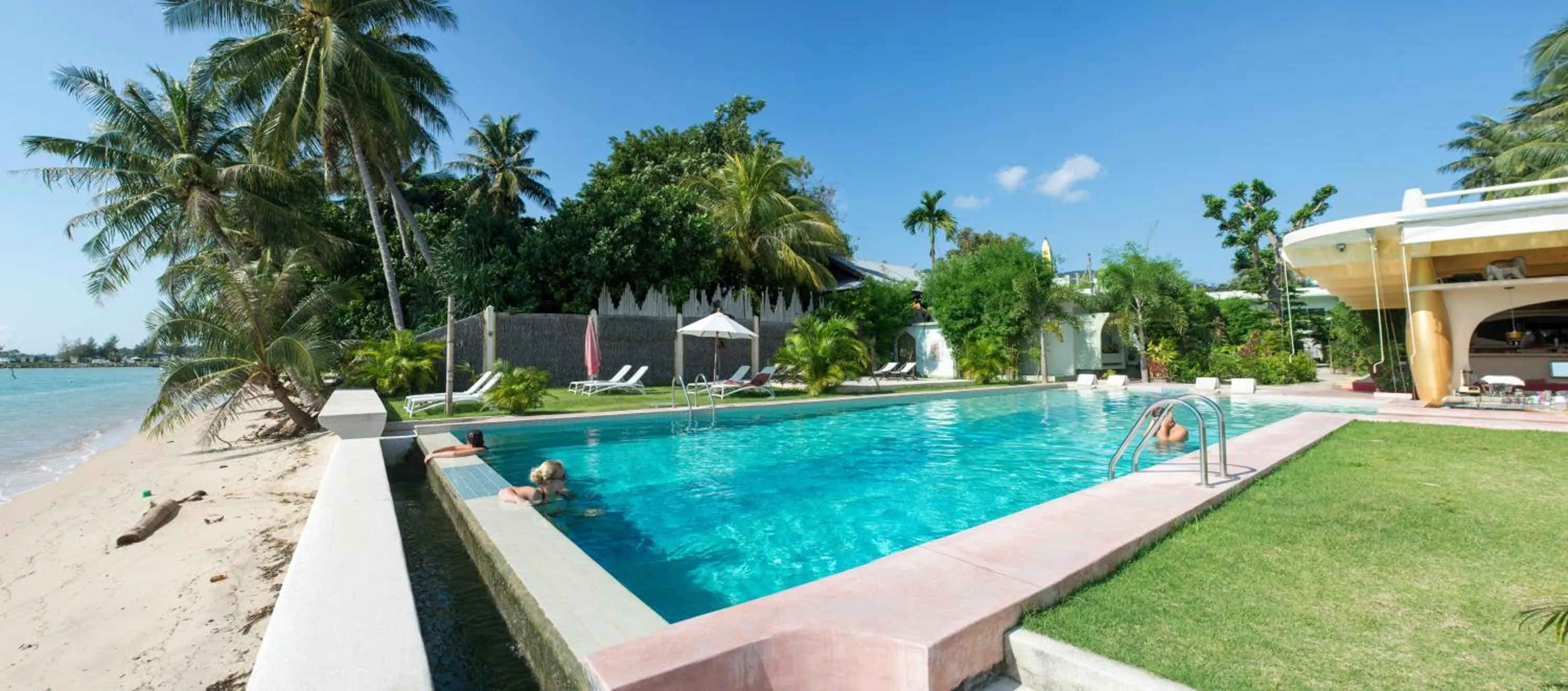Swimming pool in Le Divine Comedie Beach Resort