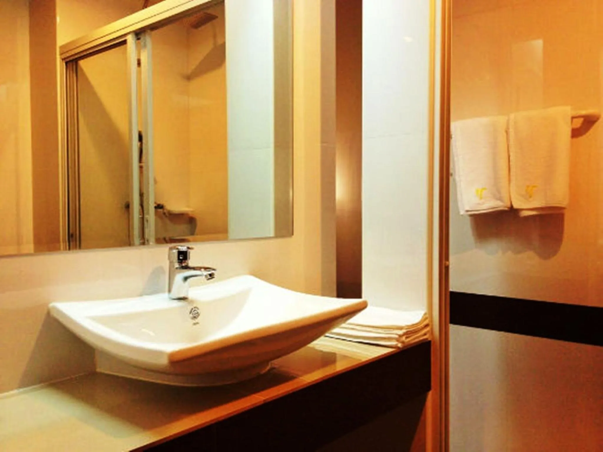 Toilet in SinKiat Buri Hotel