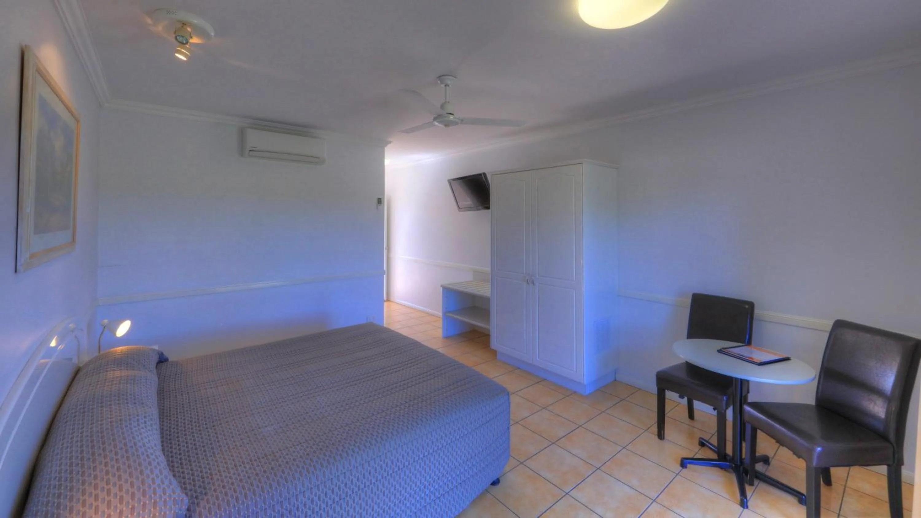 Bed in Heritage Lodge Motel