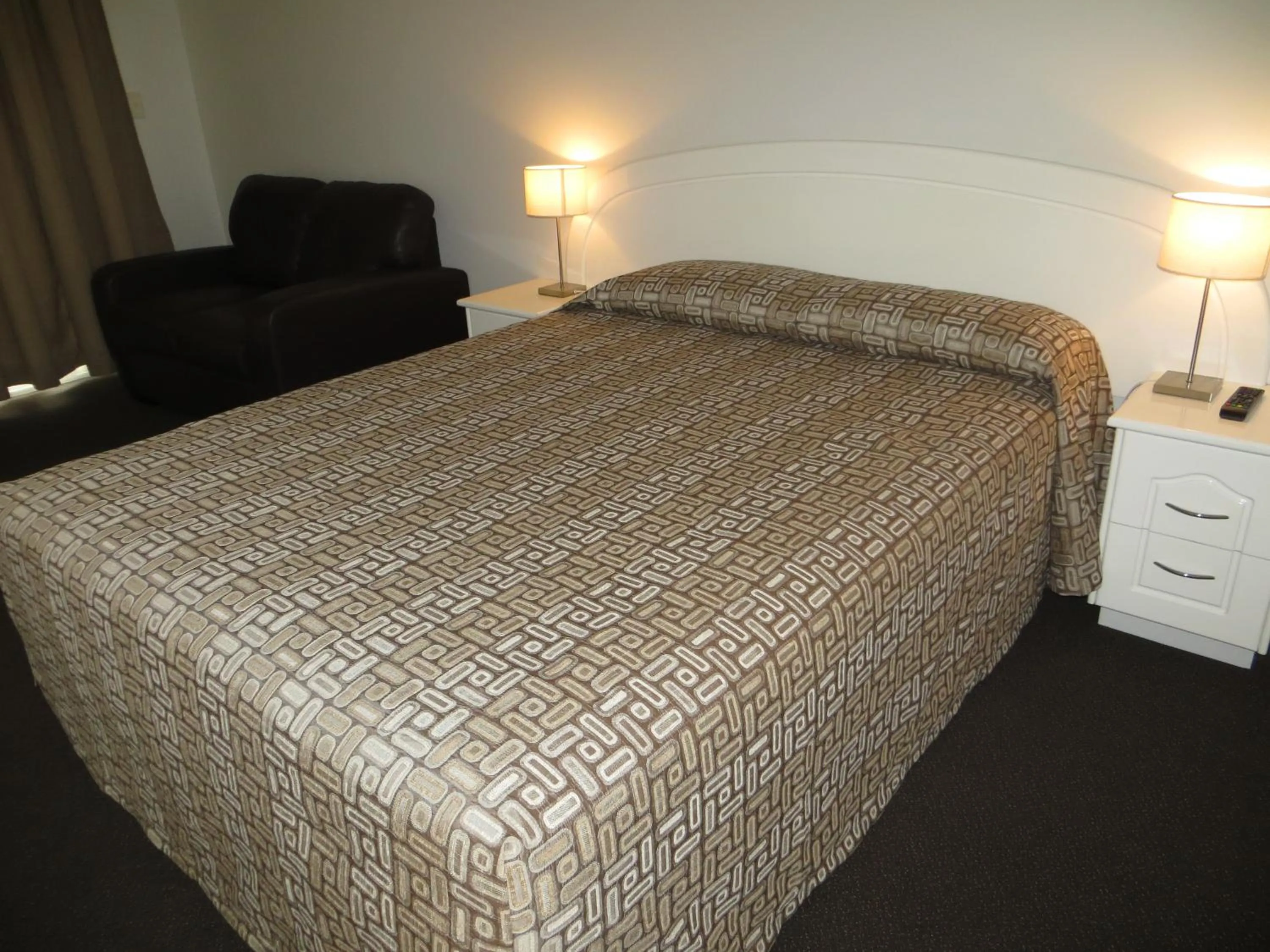 Bed in Heritage Lodge Motel