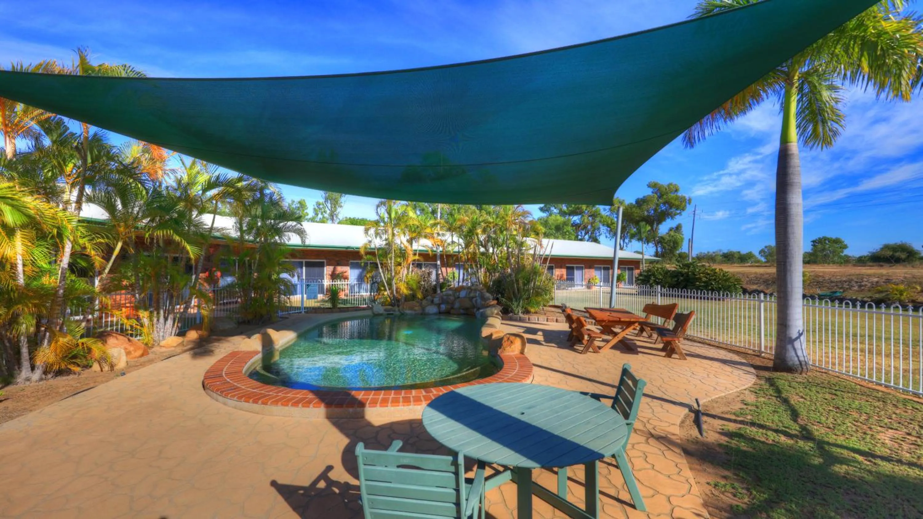 Swimming pool in Heritage Lodge Motel