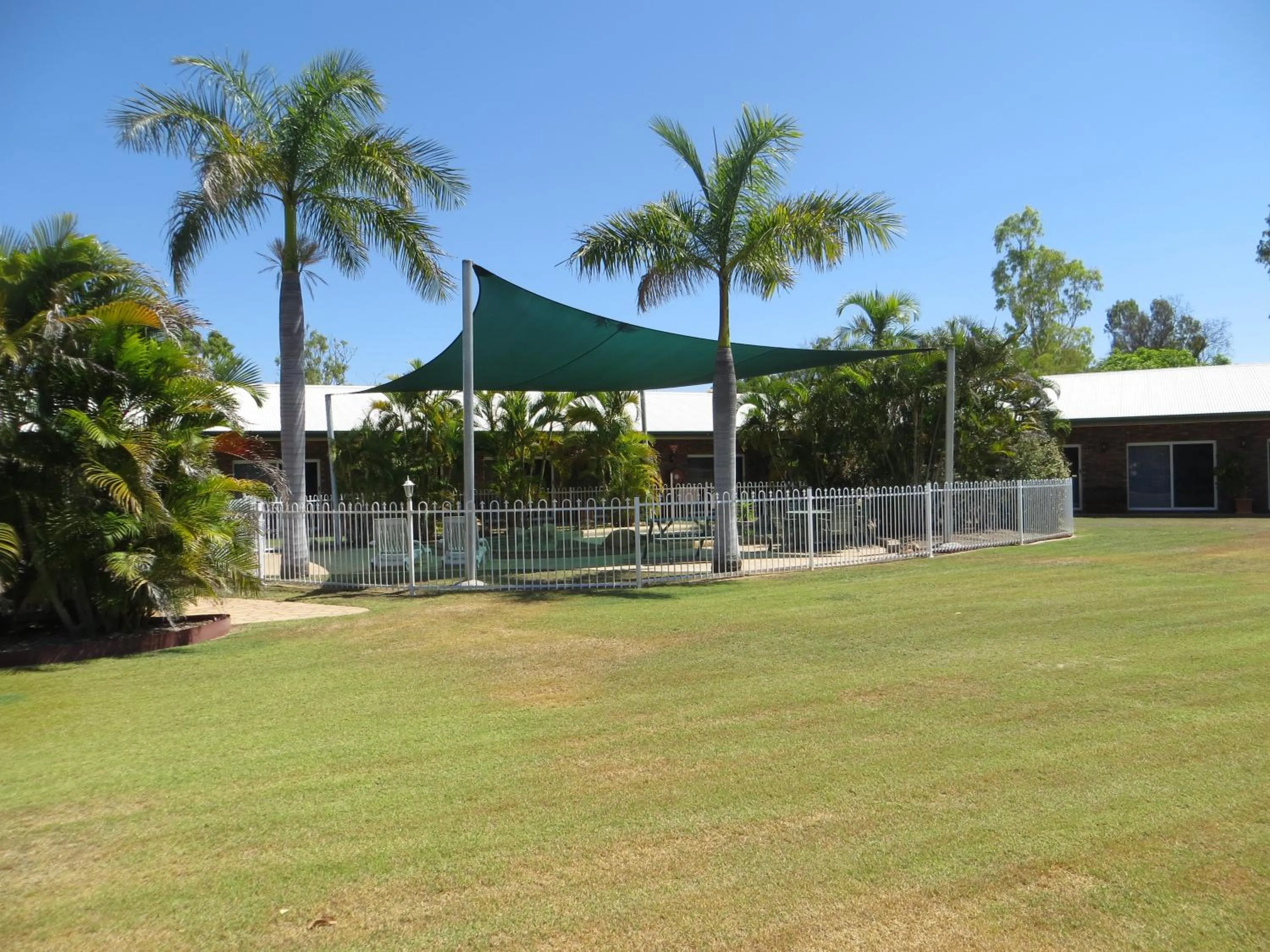 Swimming pool in Heritage Lodge Motel